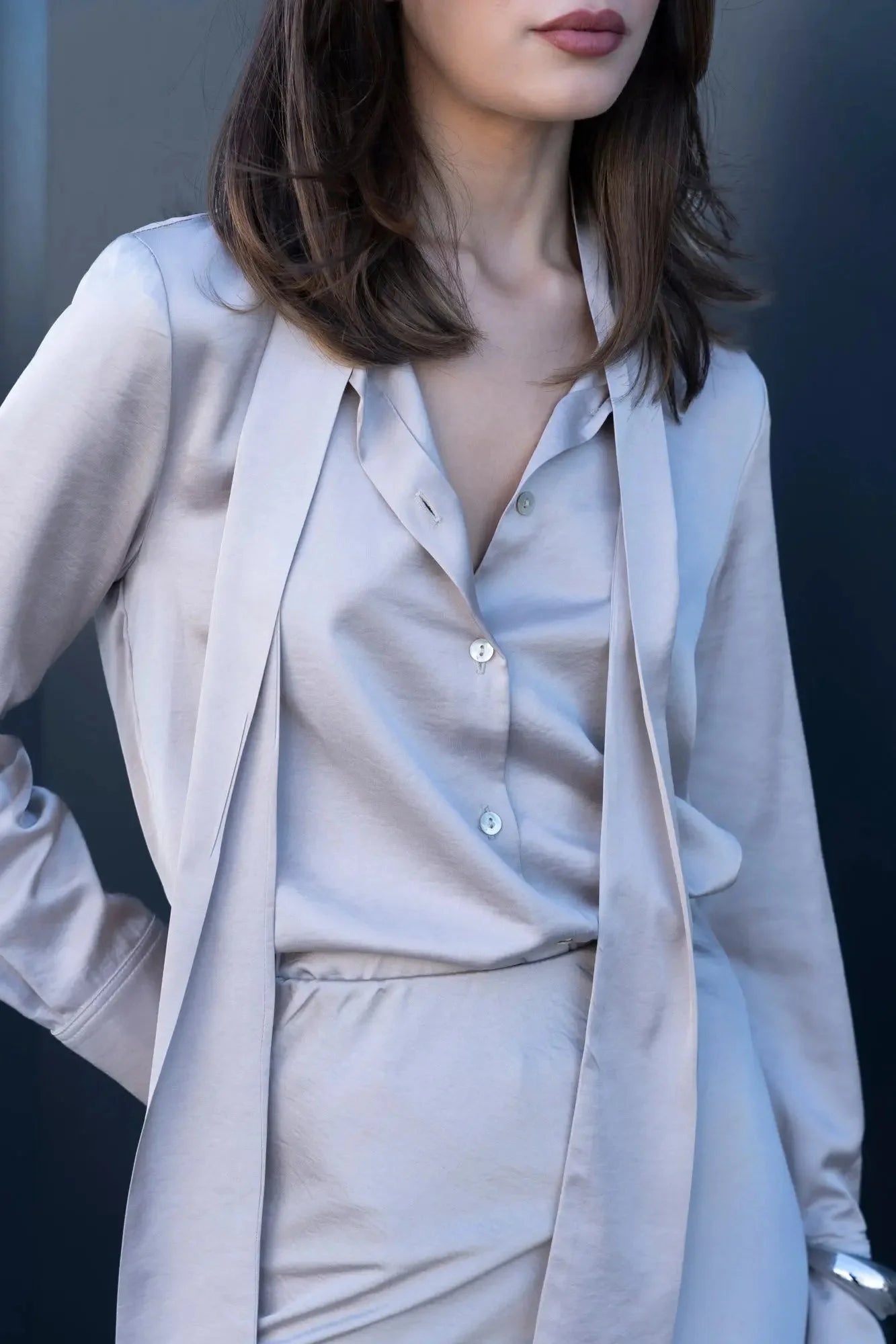 Jupe midi en satin avec ensemble assorti, femme portant chemise beige satin élégante