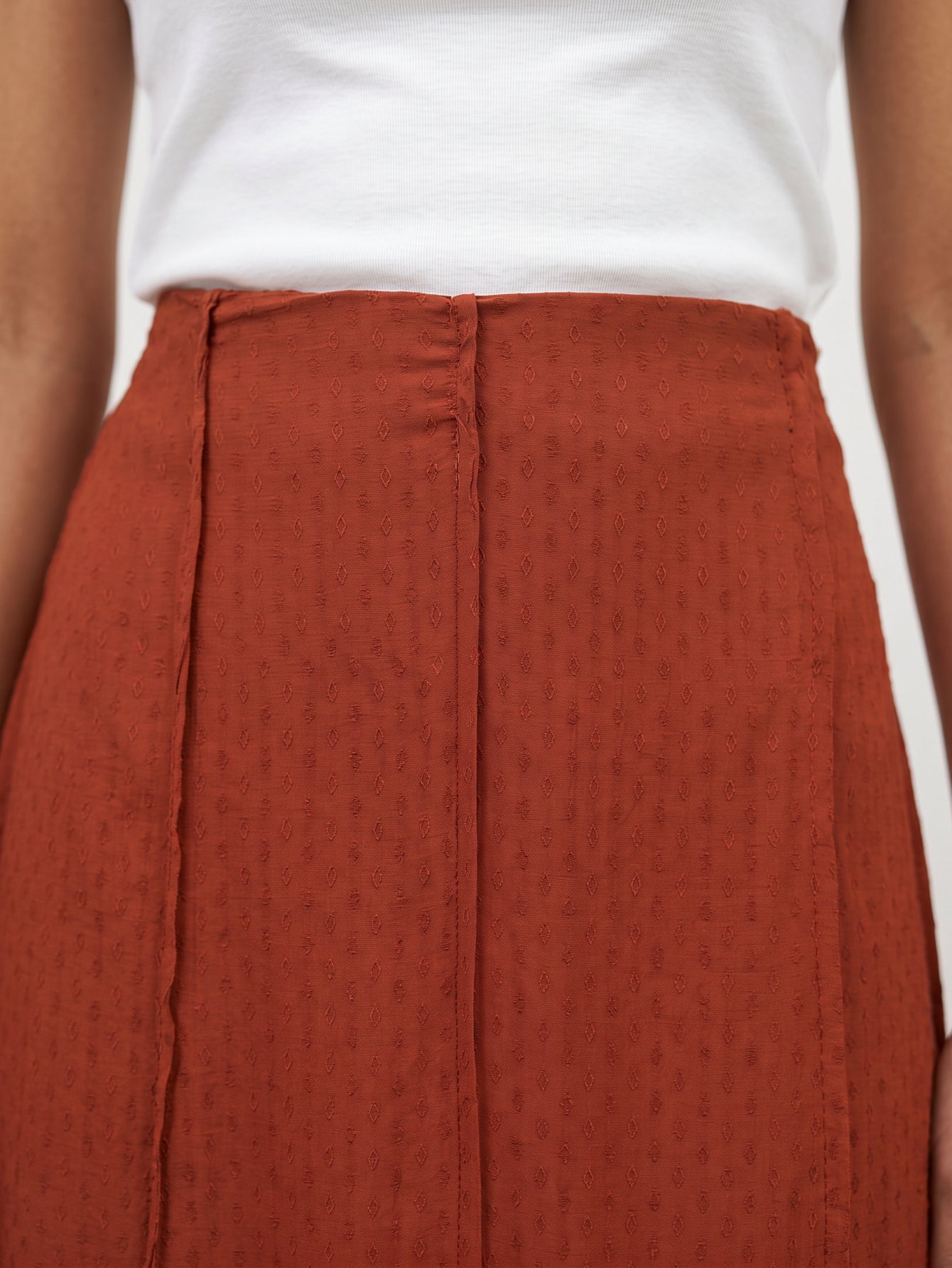 Texture jacquard à mini motifs terracotta gros plan