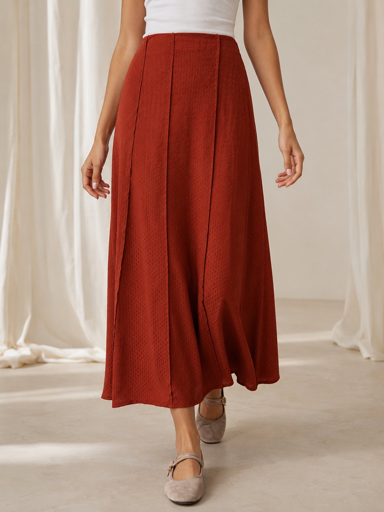 Jupe midi terracotta en mouvement