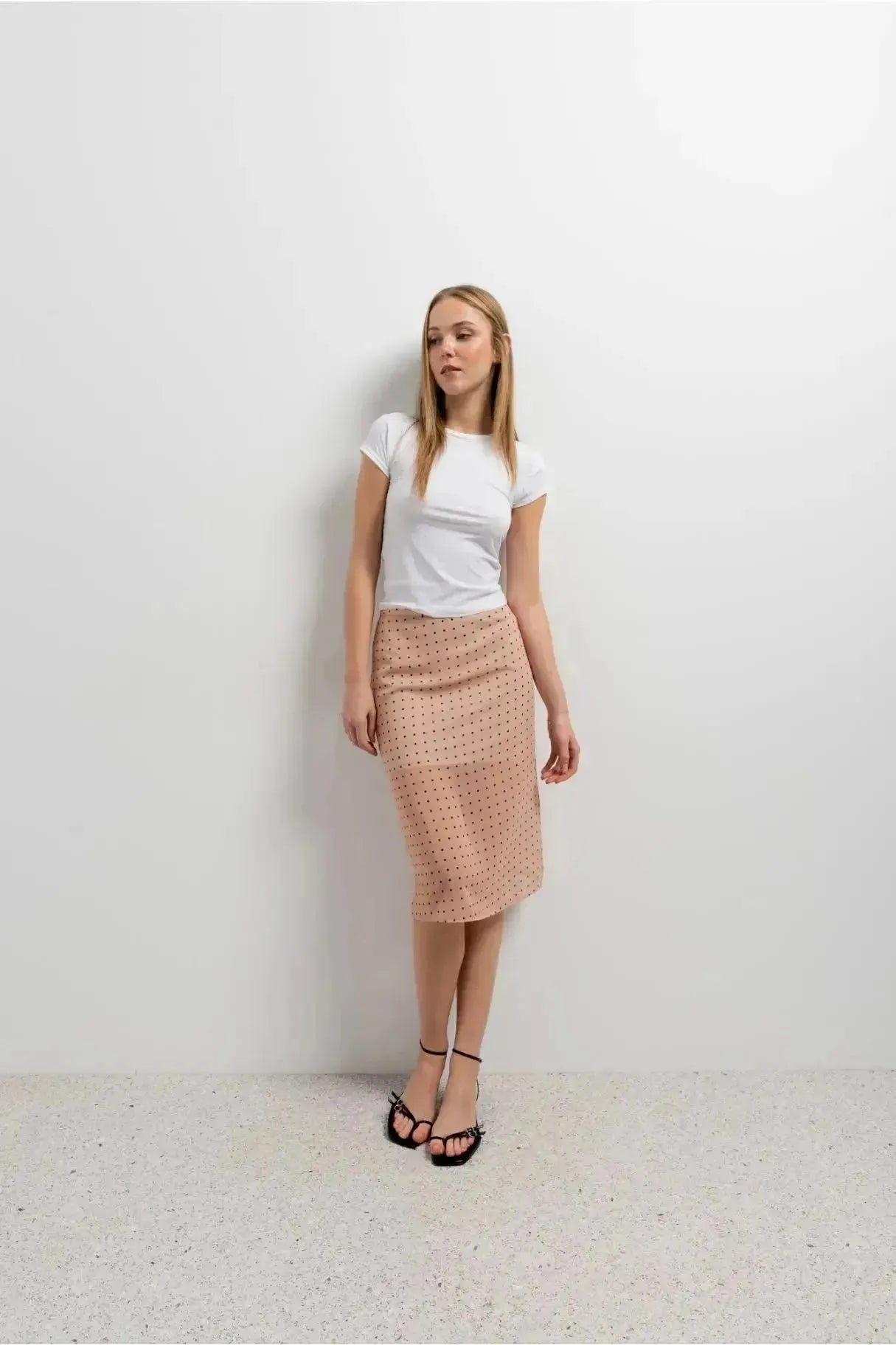 Jupe midi imprimée en peach avec petits pois noirs, parfait pour un style élégant