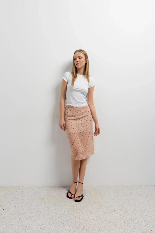 Jupe midi imprimée en peach avec petits pois noirs, parfait pour un style élégant