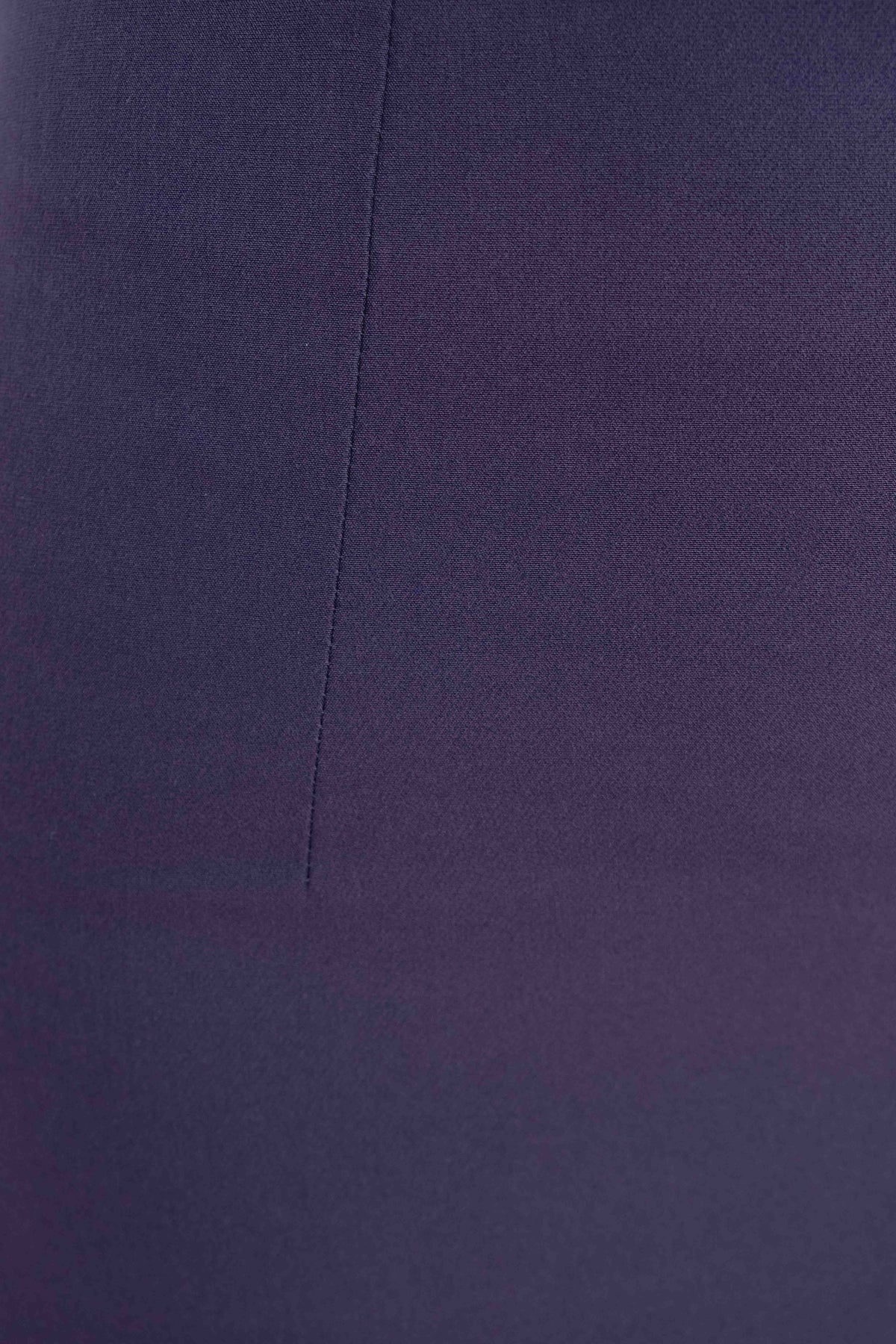 Gros plan sur le tissu d'une jupe midi marine taille haute, révélant les détails texturés de cette jupe midi.
