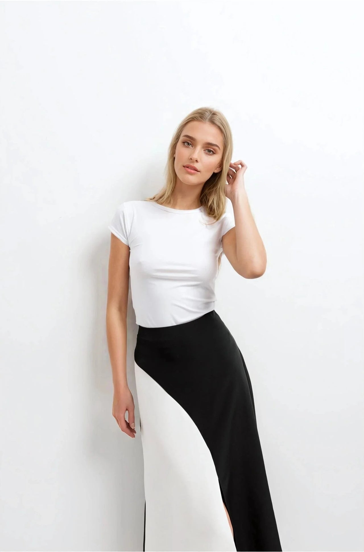 Jupe Midi Noir et Blanc Élégante et Confortable - Plan rapproché d'une femme avec haut blanc tenant une jupe midi noir et blanc, mettant en avant le style élégant.