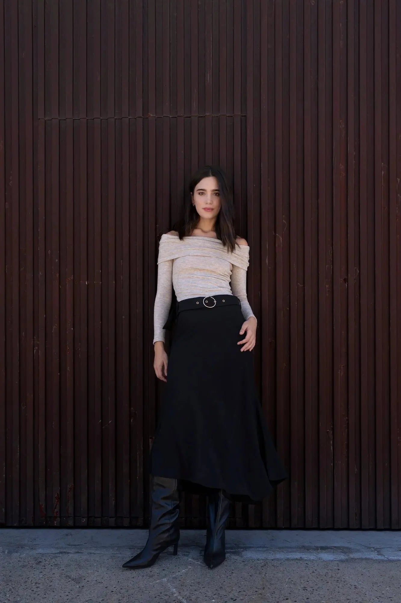 Jupe midi noire avec ceinture, asymétrique, taille haute élégante, style chic et moderne