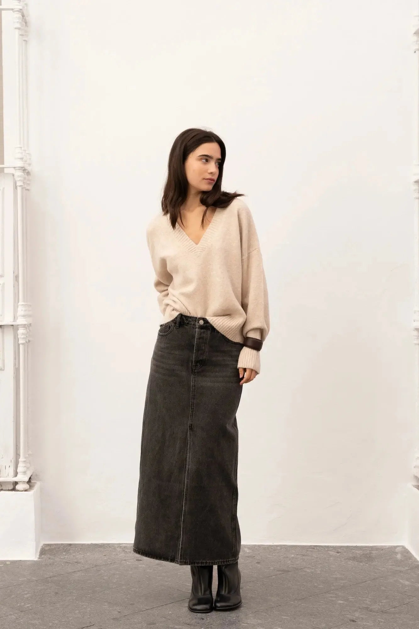 Jupe midi polyvalente en denim foncé avec fente frontale pour un style élégant