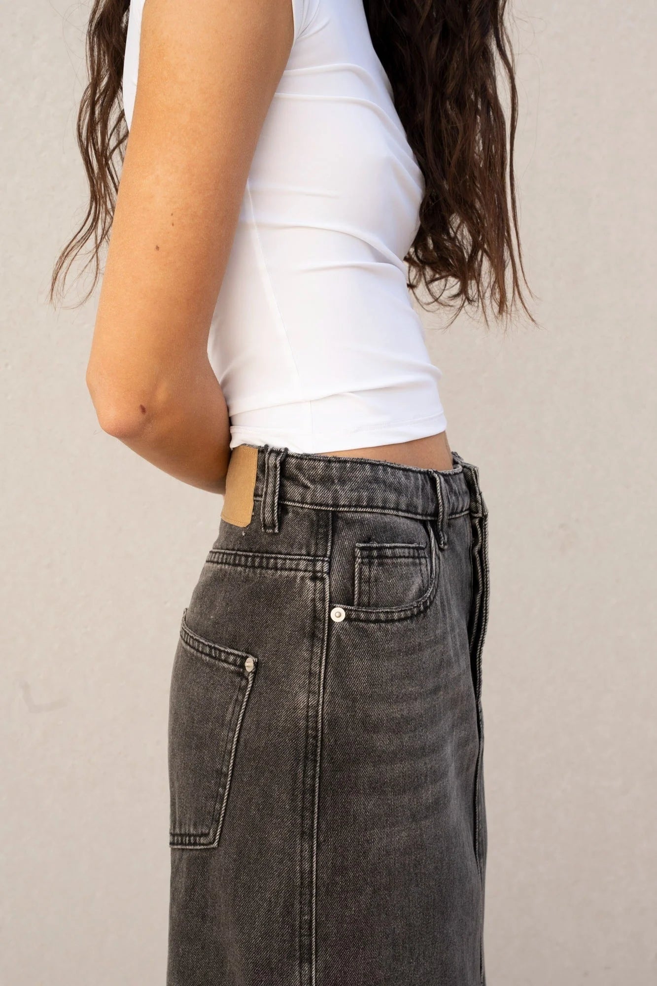 Jupe midi polyvalente en denim noir avec fente et crop top blanc pour femme