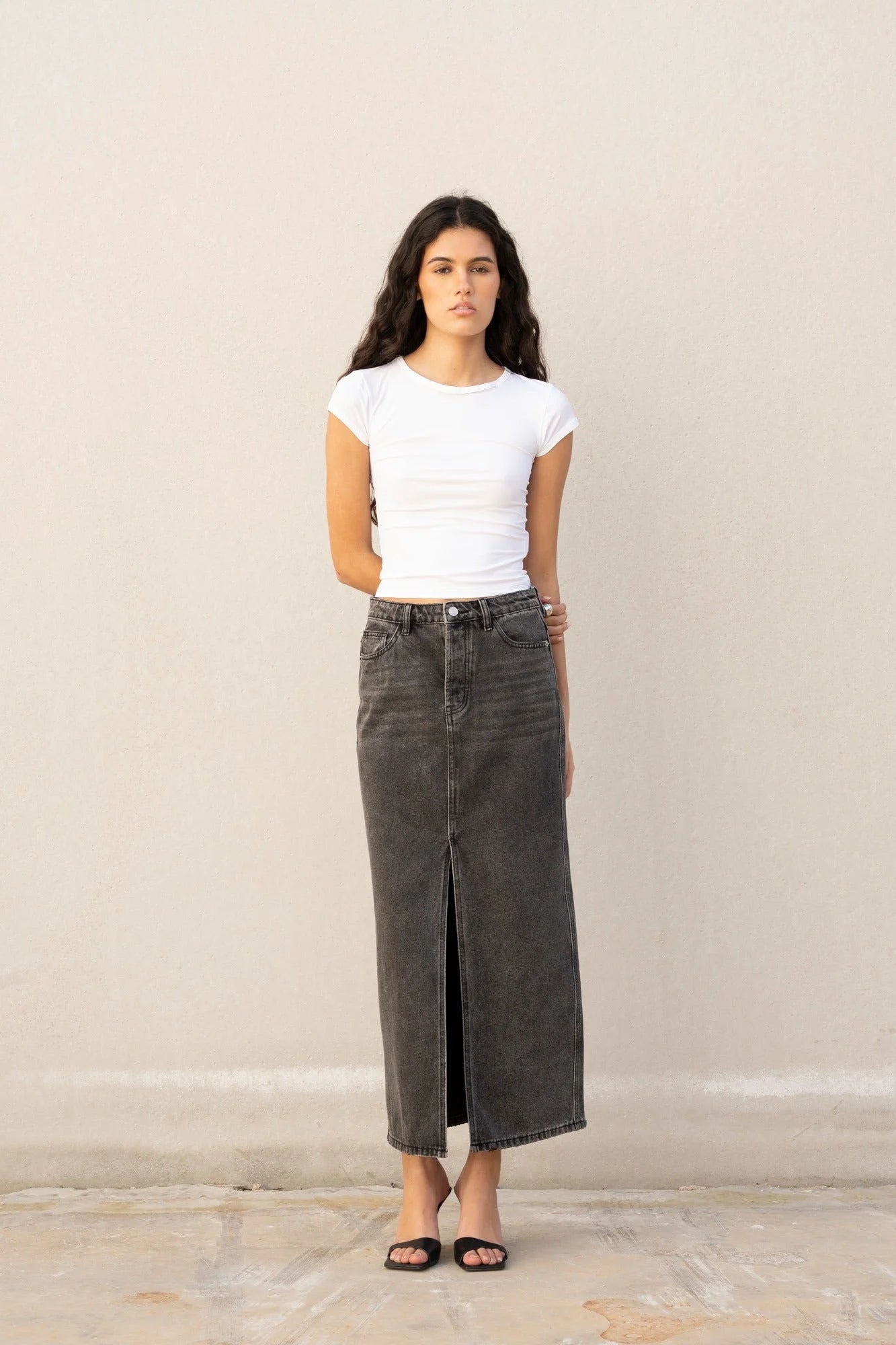 Jupe midi polyvalente en denim gris avec fente frontale, idéale pour toutes occasions