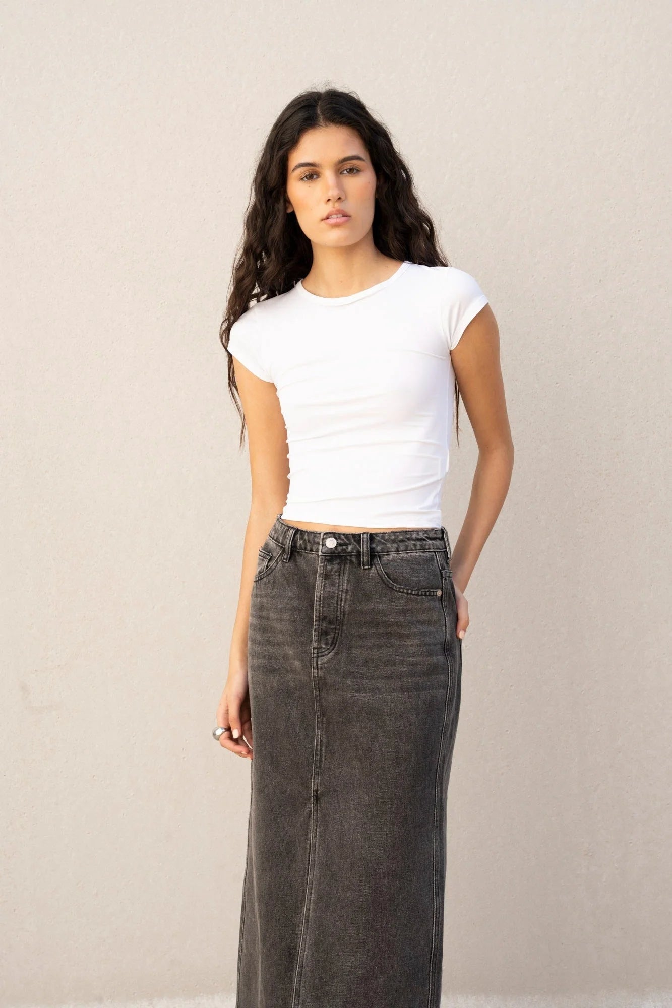 Jupe midi polyvalente en denim avec fente, white crop top et long black denim skirt