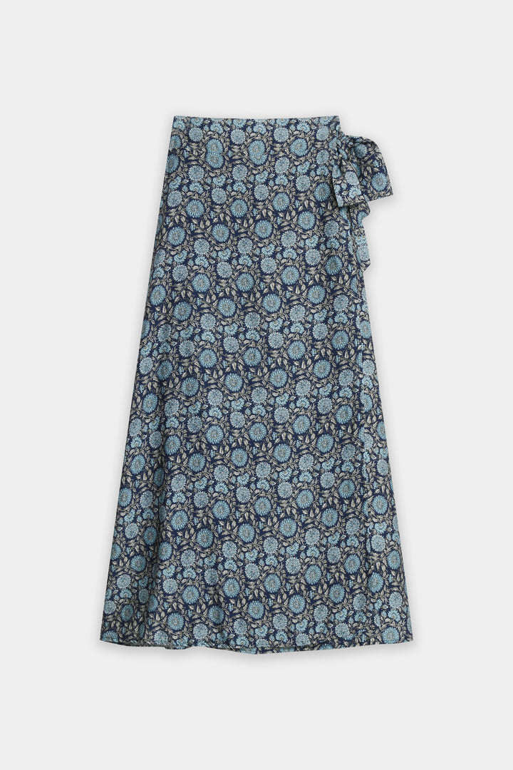Jupe portefeuille à fleurs bleu clair sur fond bleu nuit, présentée à plat avec lien noué sur le côté