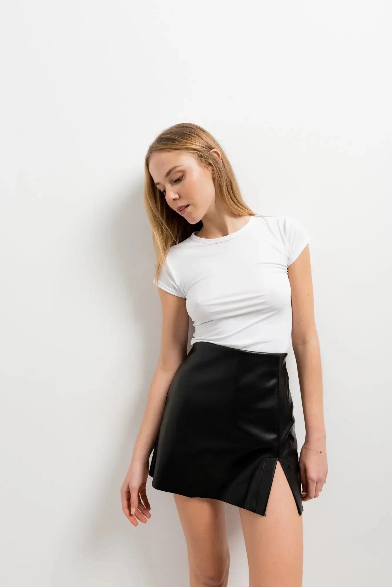 Jupe short effet cuir noire avec fente haute, style moderne et tendance