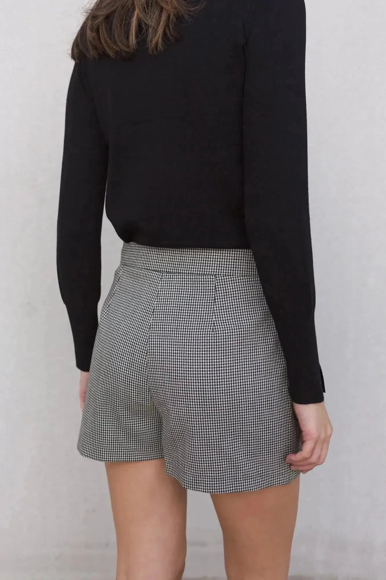 Vue arrière d'une jupe short mini à motifs, illustrant le confort et le style de ce vêtement essentiel.