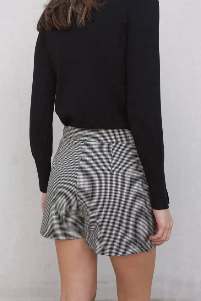 Vue arrière d'une jupe short mini à motifs, illustrant le confort et le style de ce vêtement essentiel.