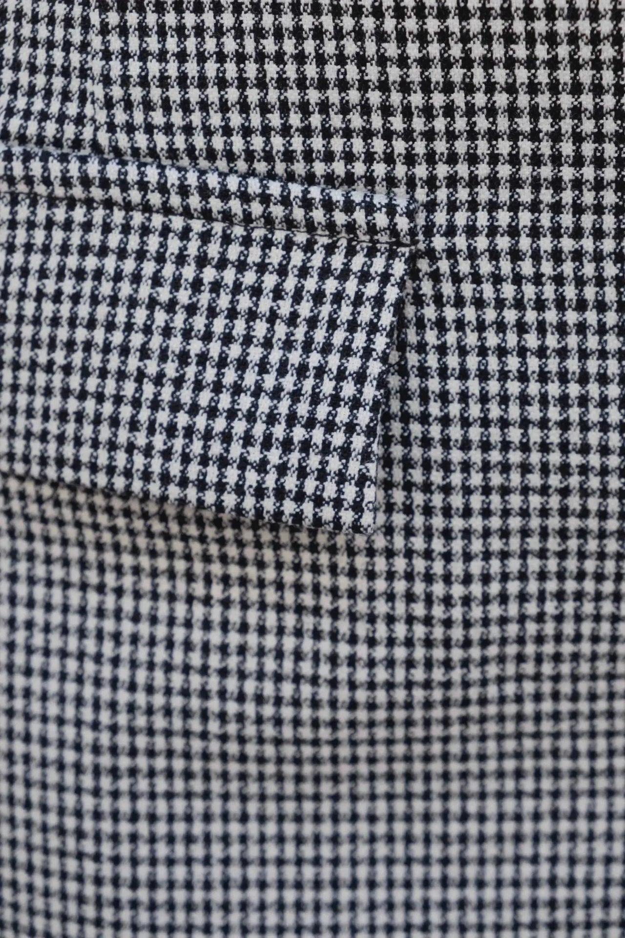 Détail d'une jupe short mini à motifs, illustrant la qualité des matériaux et le design tendance.