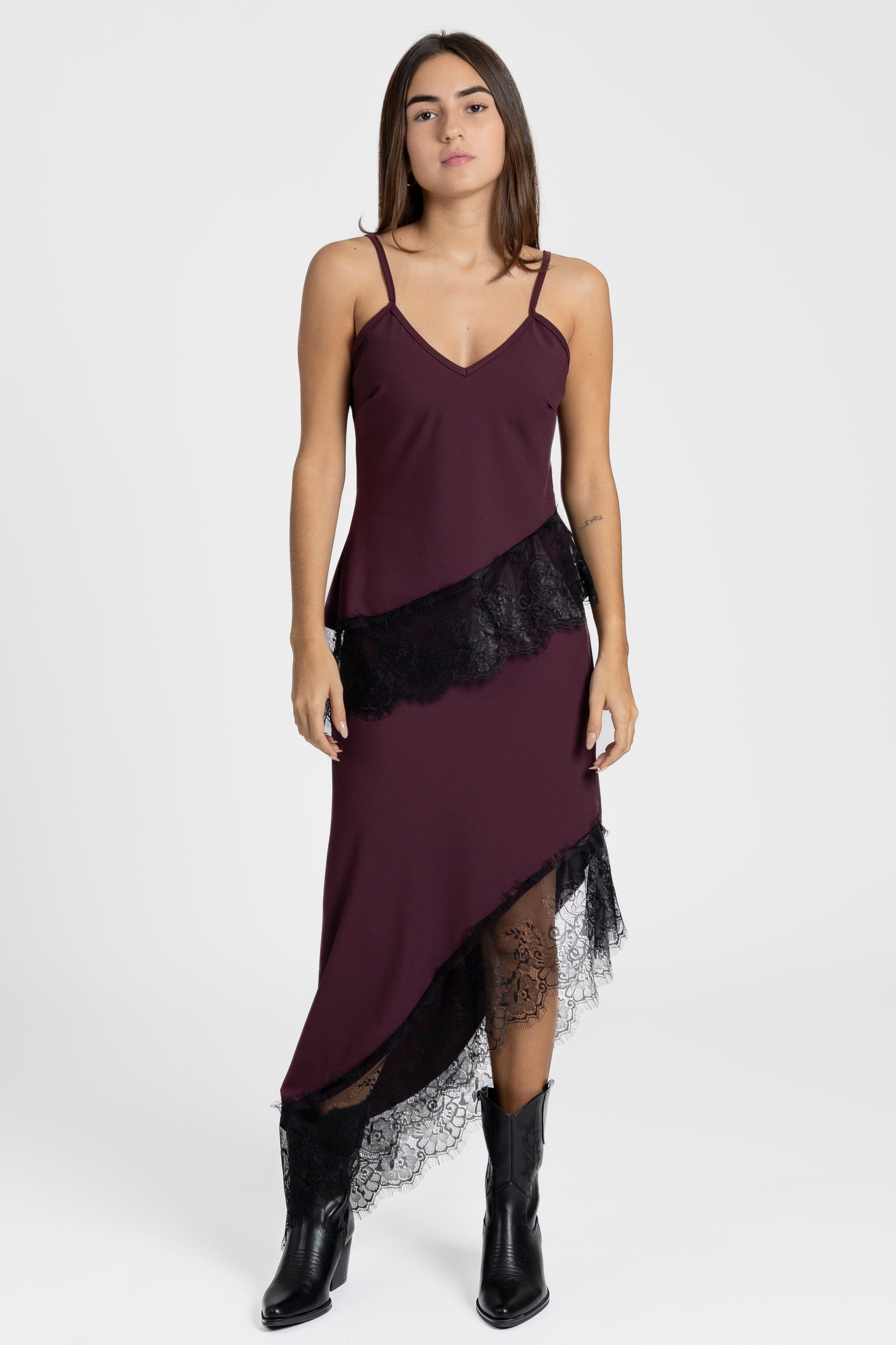 Modèle féminin avec une jupe dentelle asymétrique violet, une belle option pour les sorties de soirée.