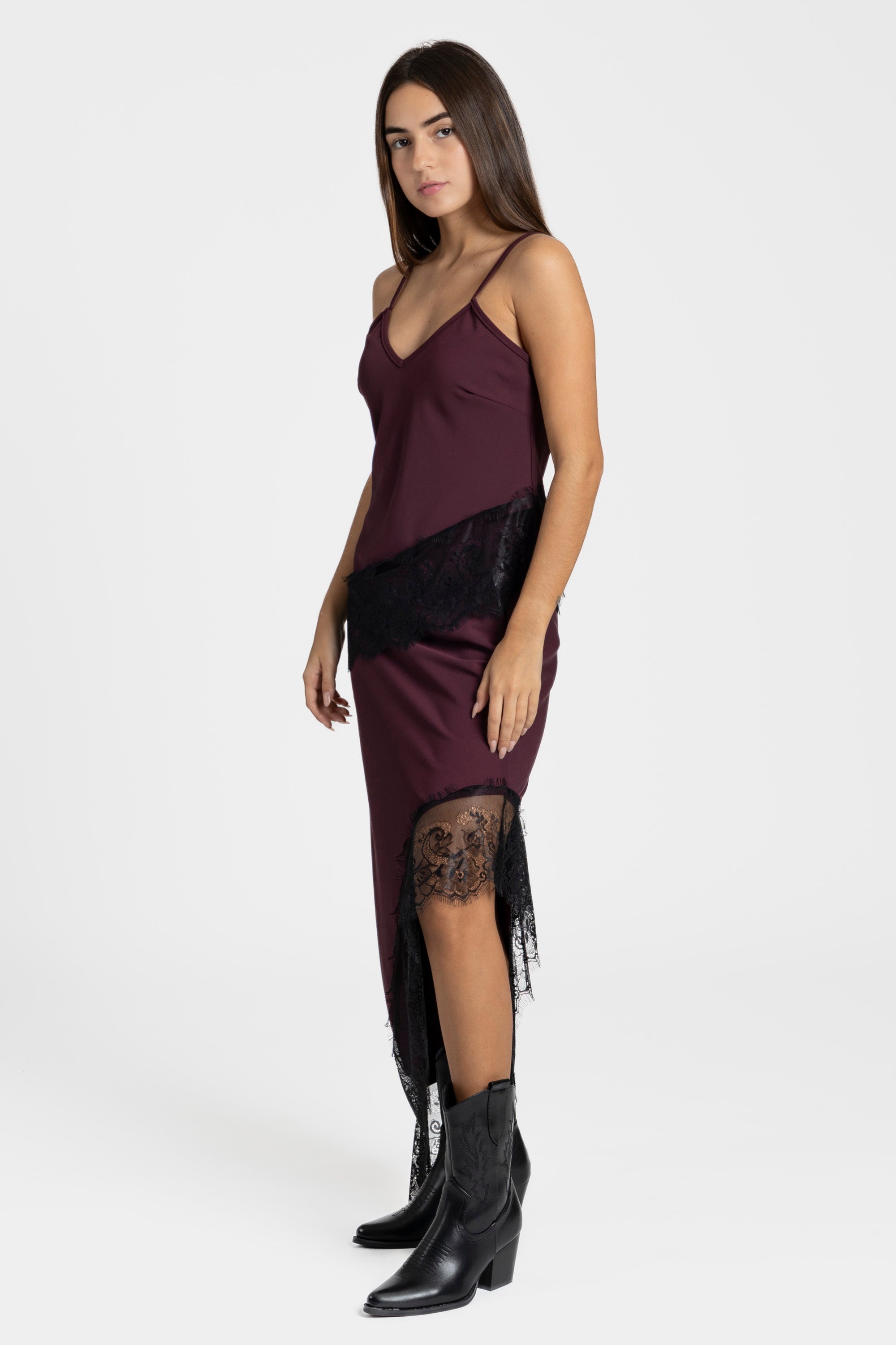 Détail de la jupe dentelle asymétrique violet, mettant en avant l'ourlet en dentelle pour un look raffiné.