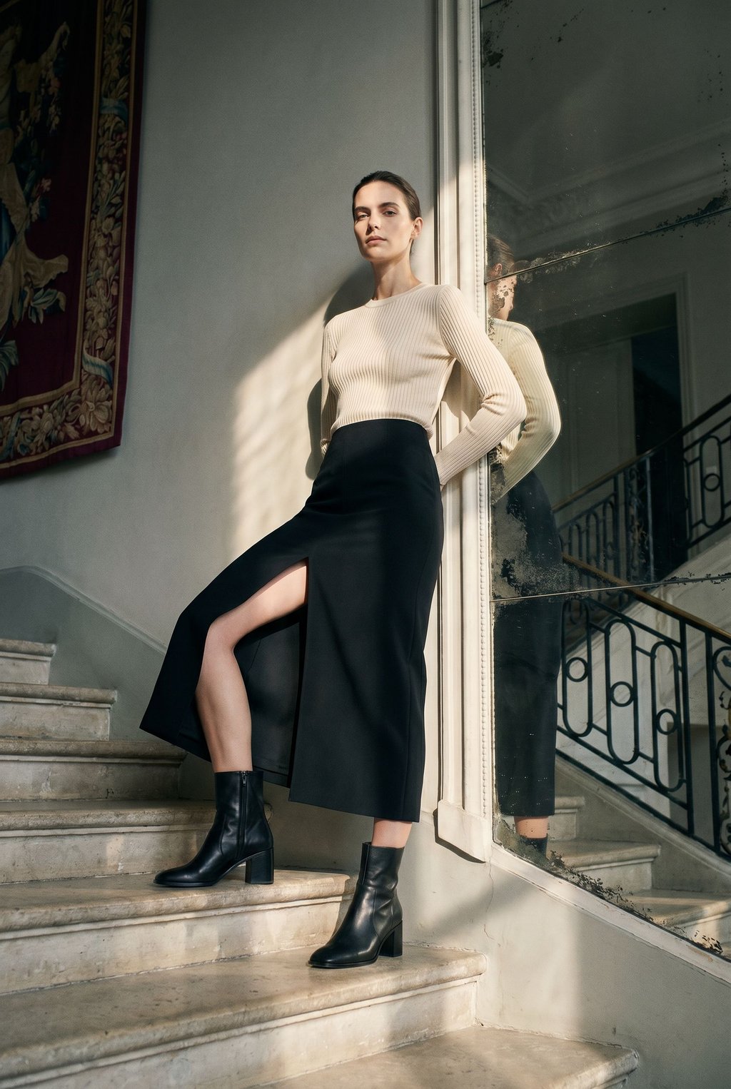 Produit porte / robe + jupe + top black - image editoriale Sapiato