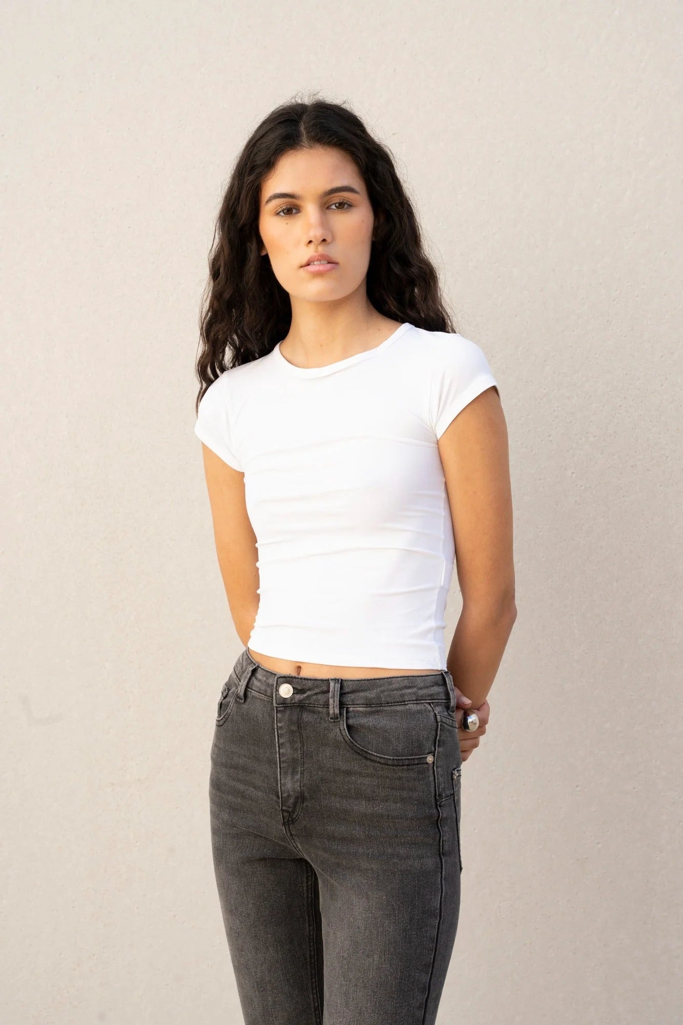 Femme portant une paire parfaite de jeans évasé gris dans la collection La Paire Parfaite