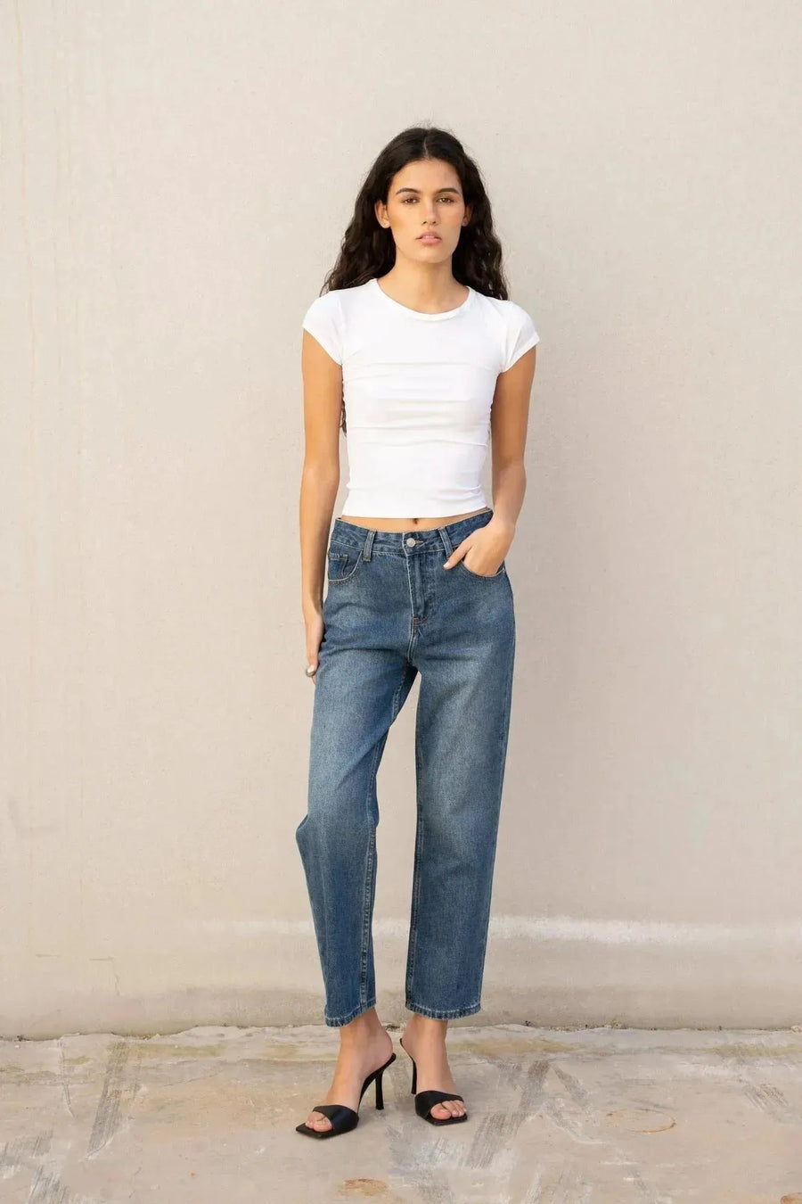 Femme au style décontracté portant des jeans droit femme confortables et élégants - Sapiato, parfaits pour toutes les occasions.