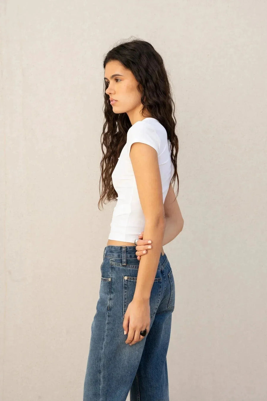 Profil d'une femme en jeans droit femme, mettant en avant le confort et l'élégance - Sapiato pour toutes les occasions.