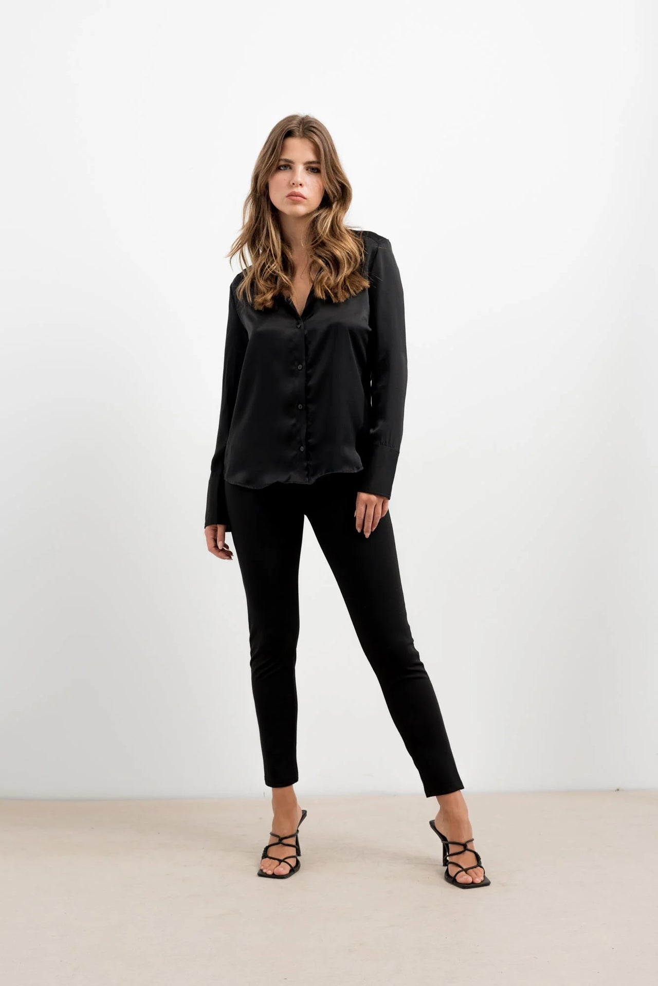 Femme portant leggings noir effet néoprène en leggings noir pour un style chic