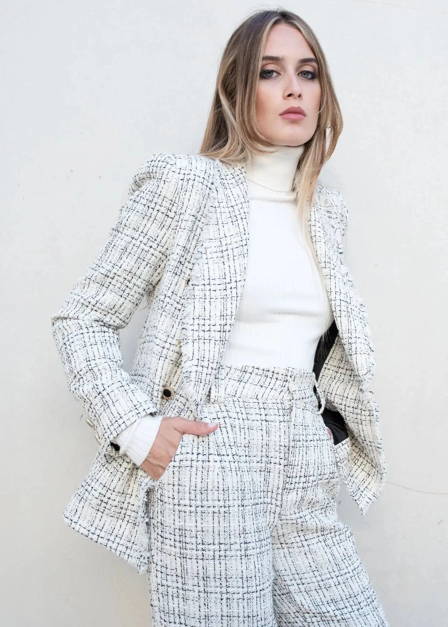 Femme en tailleur en tweed blanc pour la garde-robe d’hiver élégante