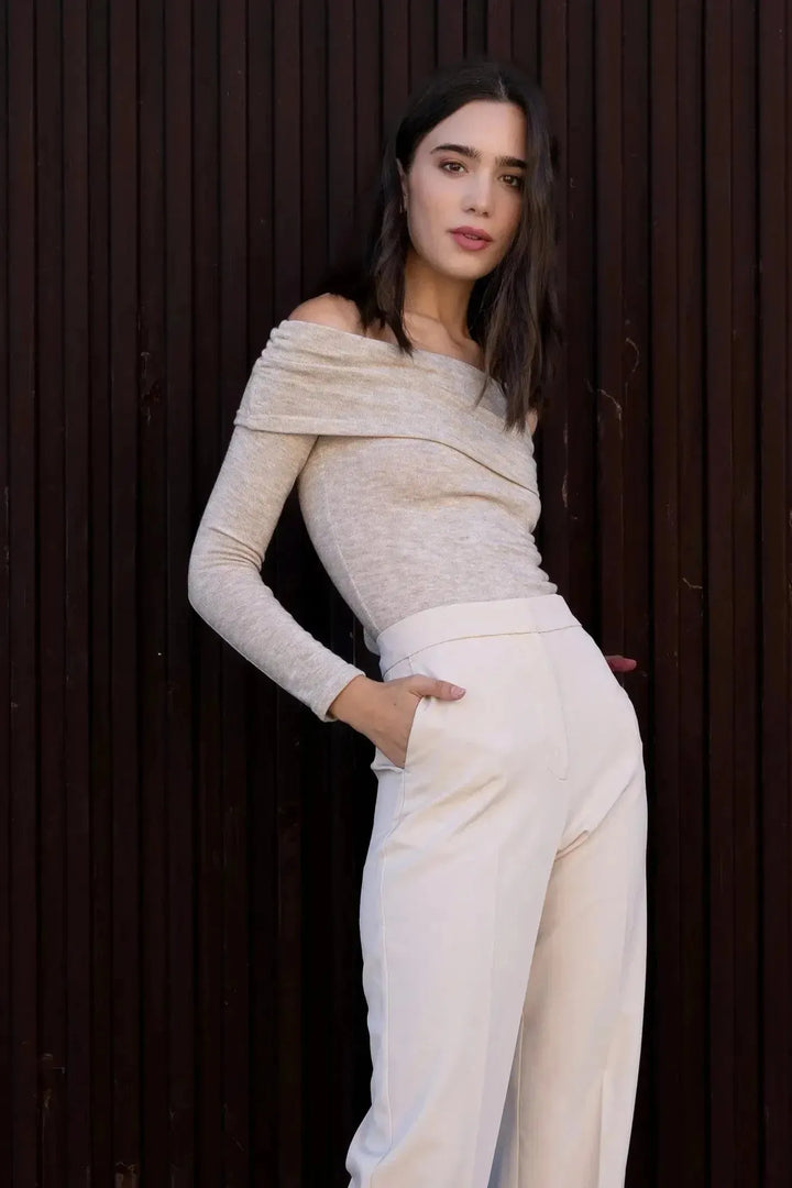 Femme portant un pantalon droit beige ajusté, affichant une élégance intemporelle et un confort inégalé, parfait pour le quotidien avec le pantalon droit femme.