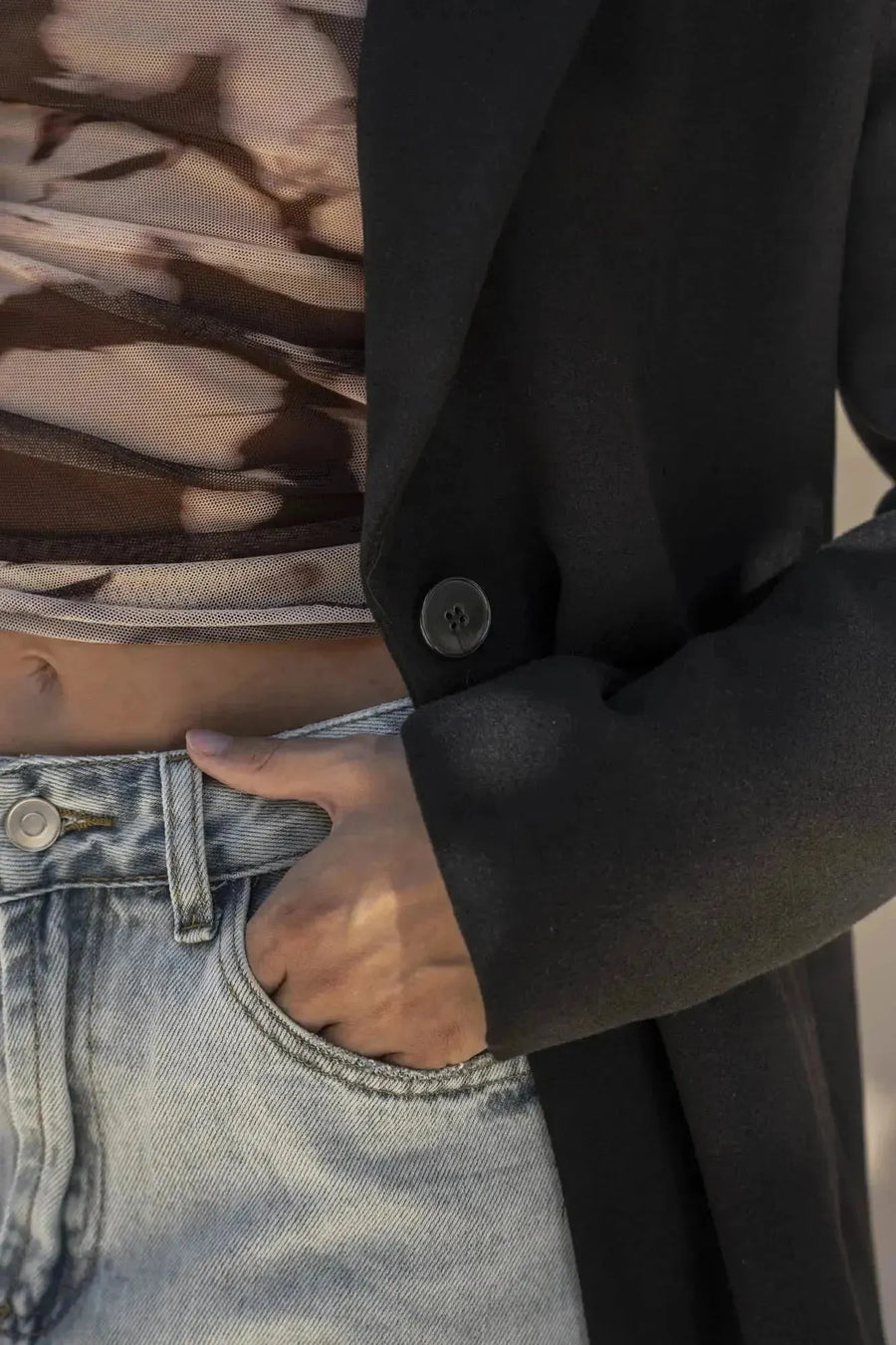 Manteau ajusté en laine pour femme, mettant en avant une poche élégante, parfait pour l'hiver. Manteau femme chic hiver.