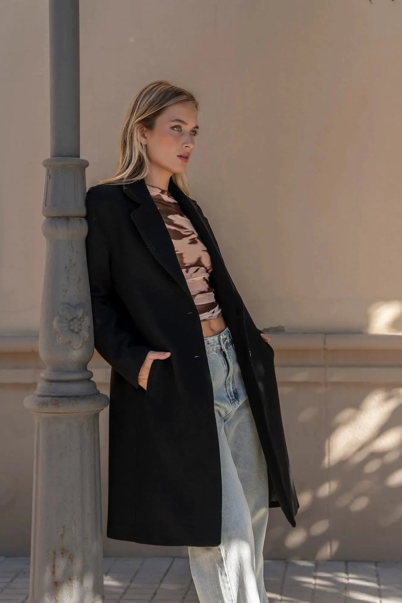 Manteau ajusté en laine pour femme, manteau long cintré avec chemise à motifs et jeans