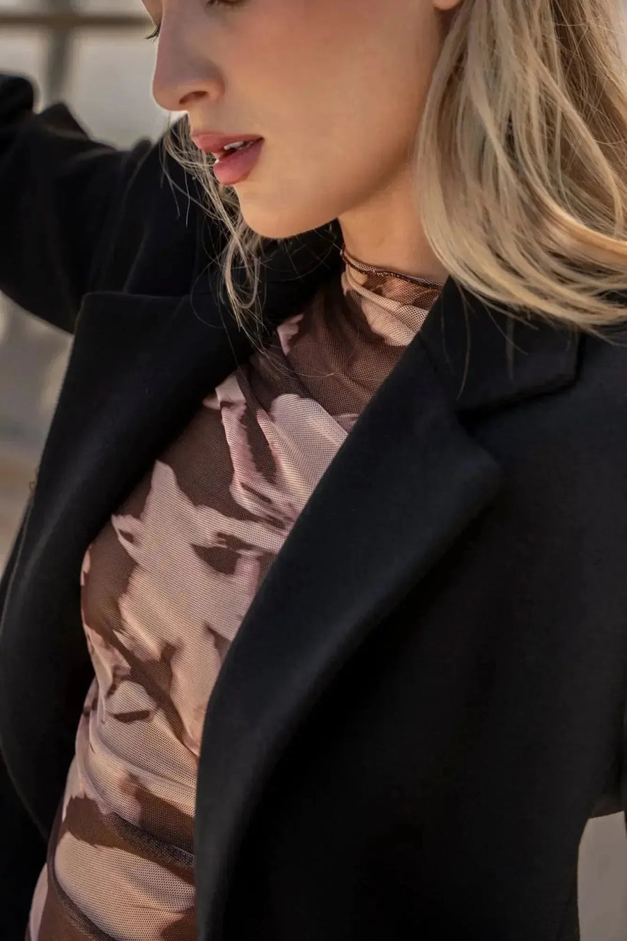 Détail du manteau ajusté en laine pour femme, affichant la texture et la coupe raffinée. Manteau femme chic hiver.