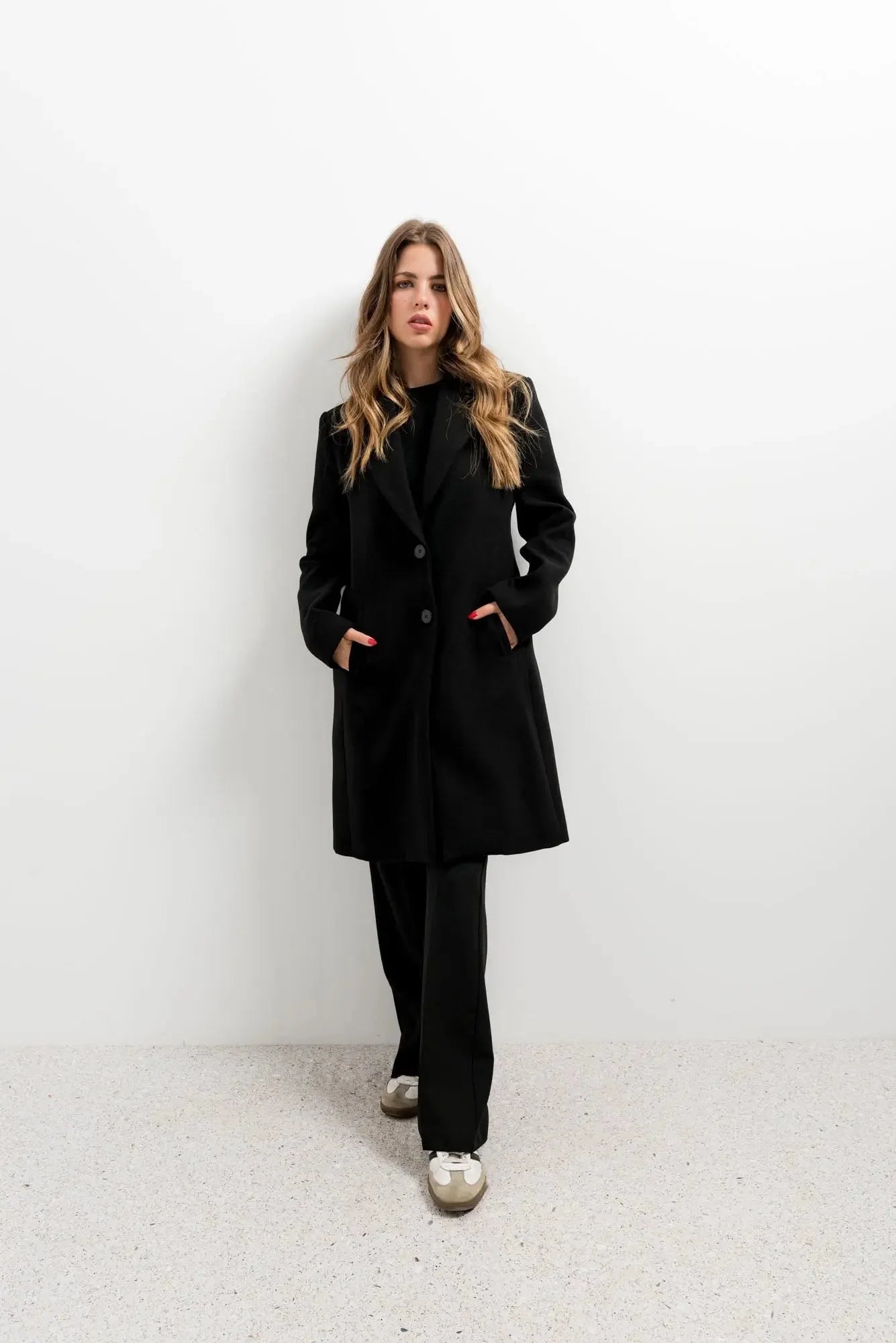 Manteau ajusté en laine pour femme avec large col, boutons, et baskets métalliques