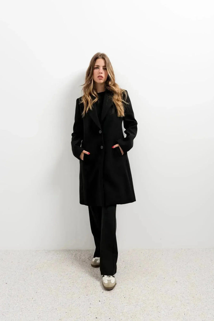 Manteau ajusté en laine pour femme, coloris noir, idéal pour une tenue sophistiquée en hiver. Manteau femme chic hiver.