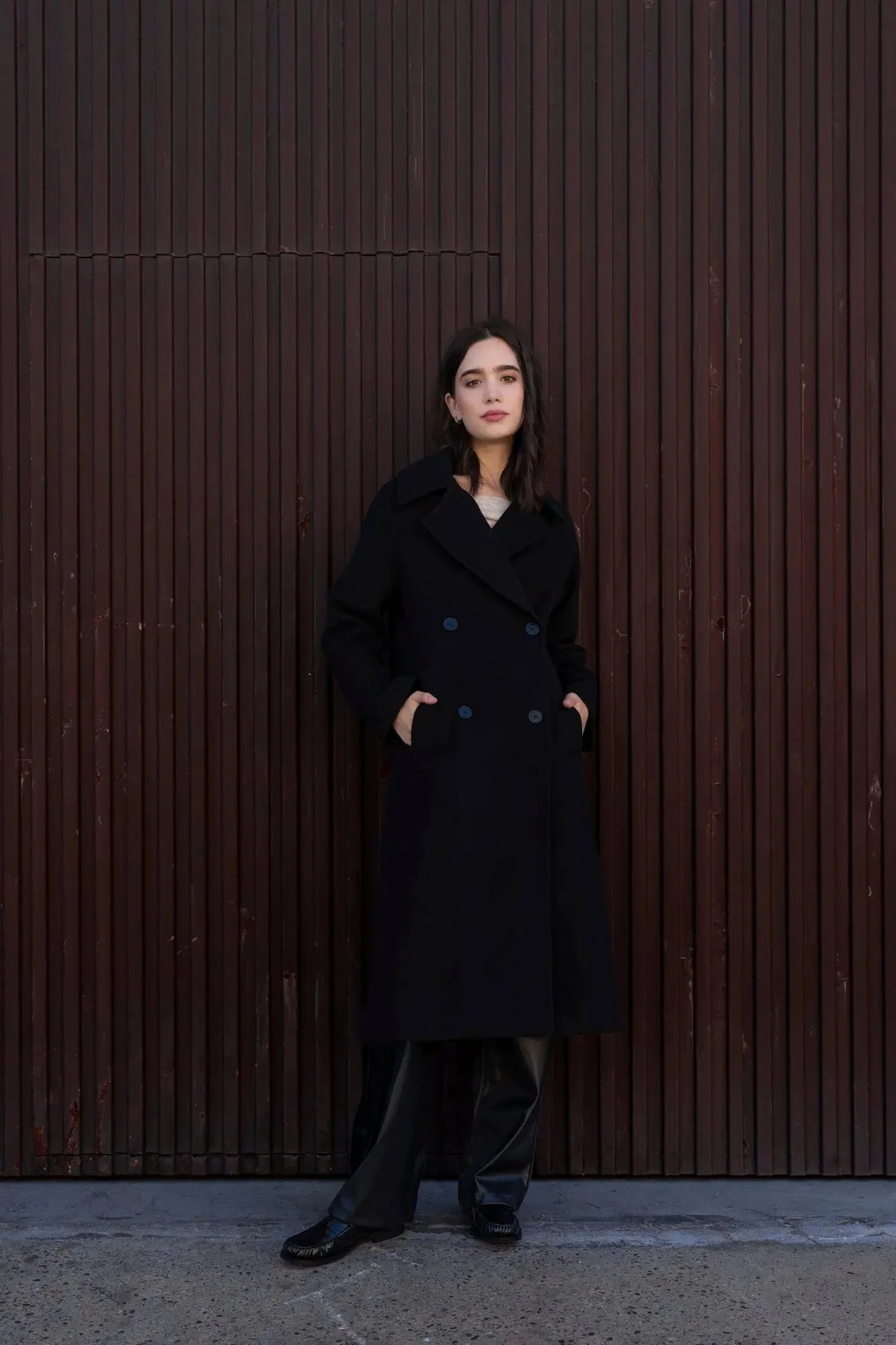 Femme portant un manteau chic femme à double poitrine en laine mélangée noir