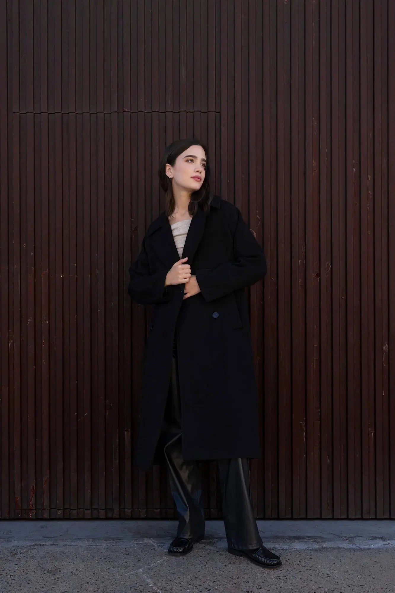 Femme portant un manteau chic femme à double poitrine en laine mélangée noir