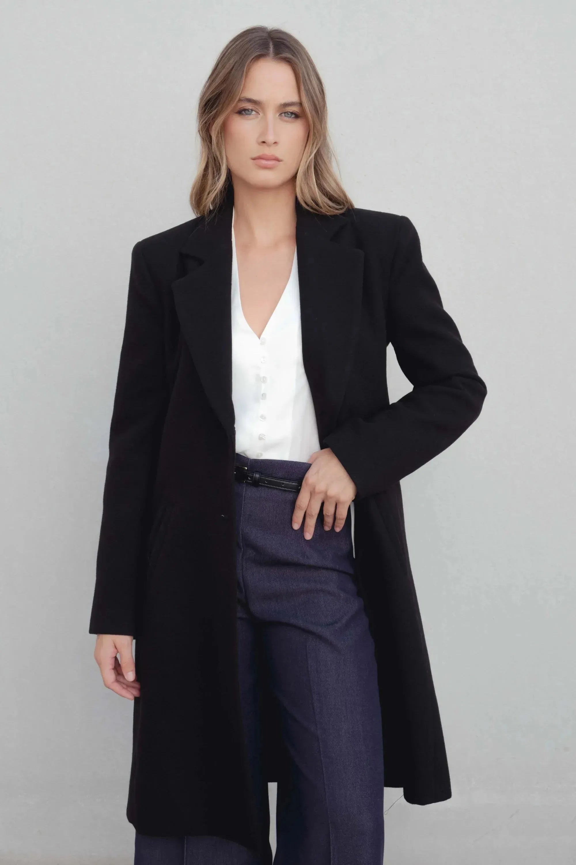 Manteau col à revers noir pour femme élégant et structuré avec manches longues