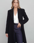Manteau col à revers noir pour femme élégant et structuré avec manches longues
