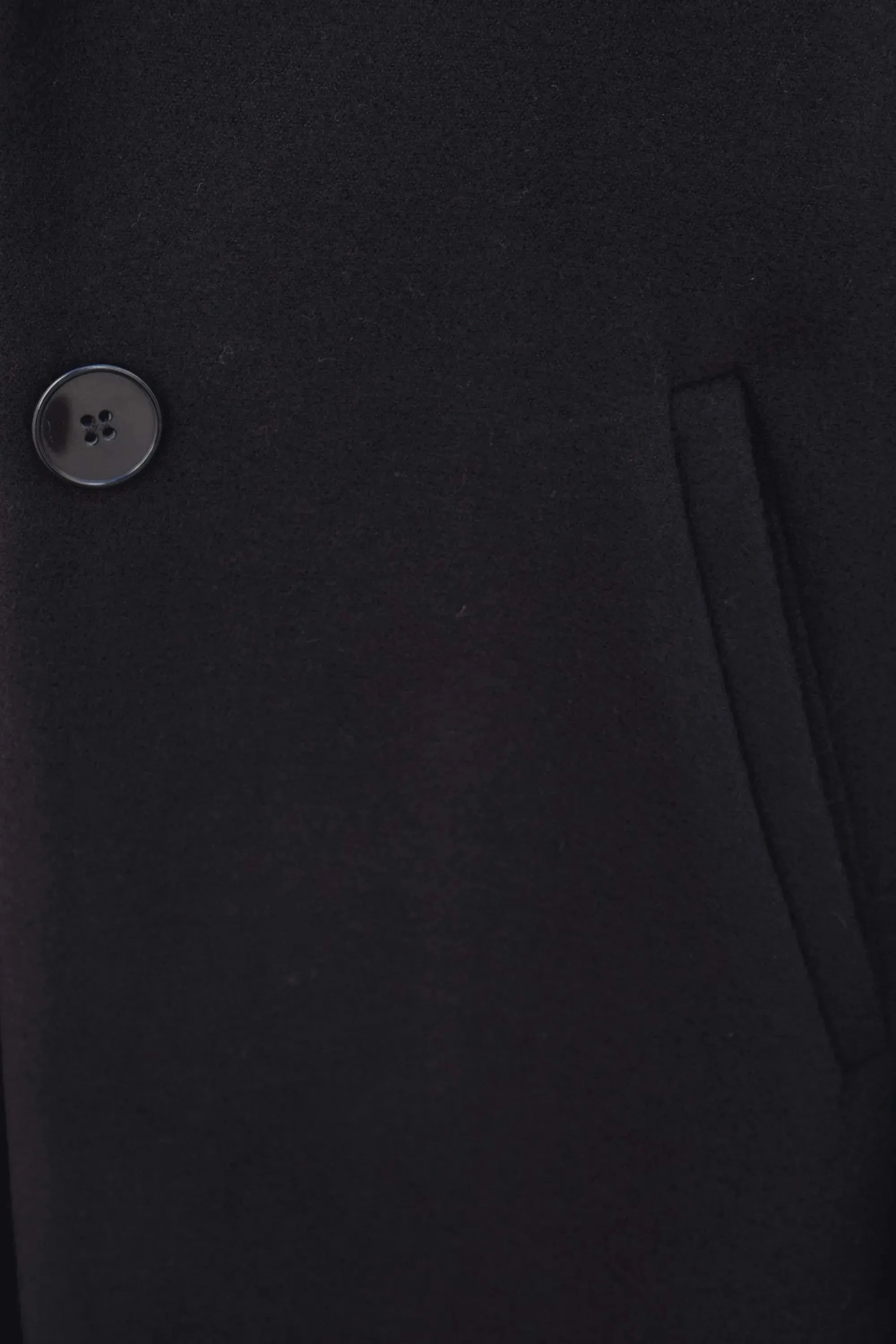 Alt text: Manteau col à revers noir pour femme avec bouton et poche latérale élégante