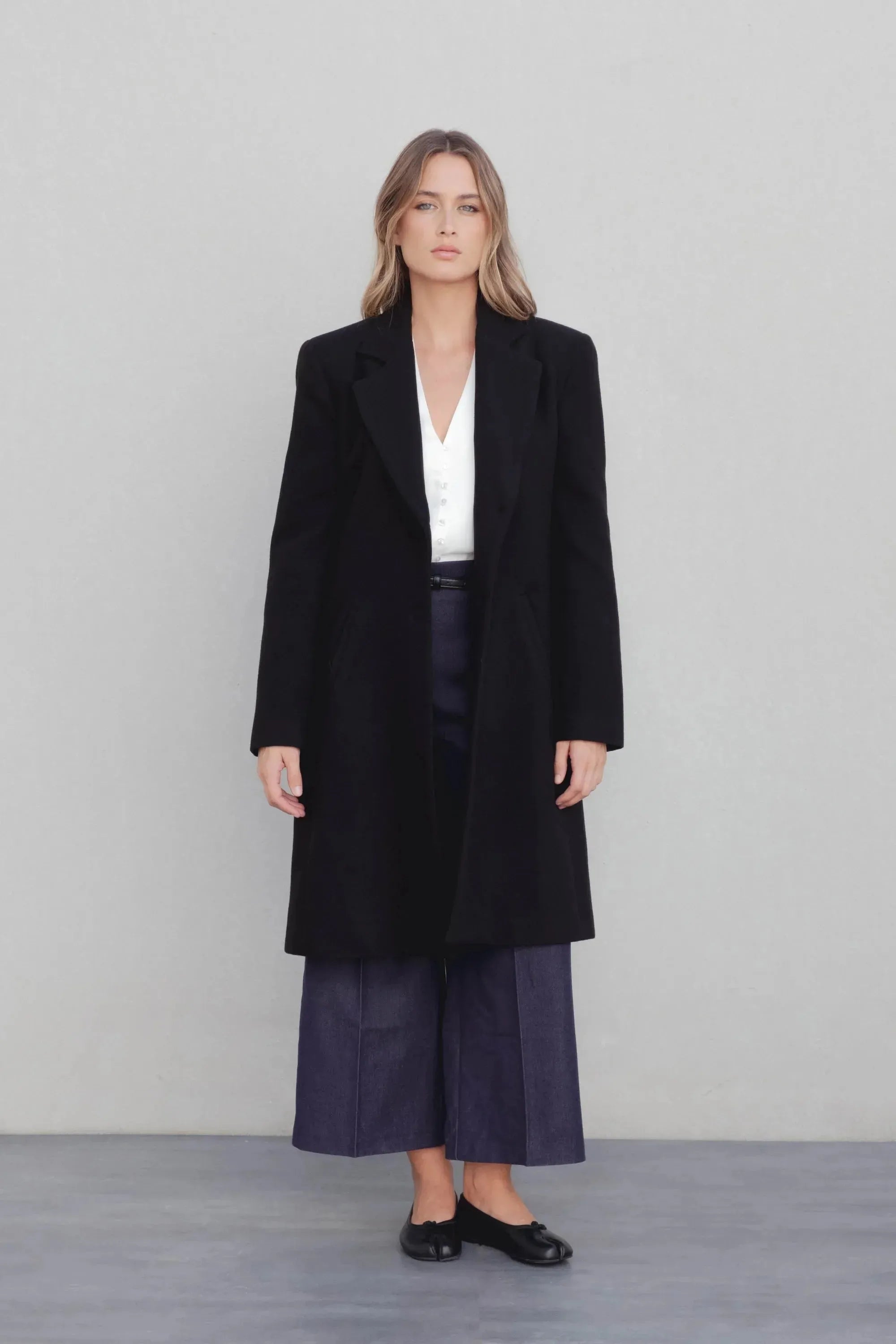 Manteau col à revers noir pour femme élégant, long à manches longues et structurel