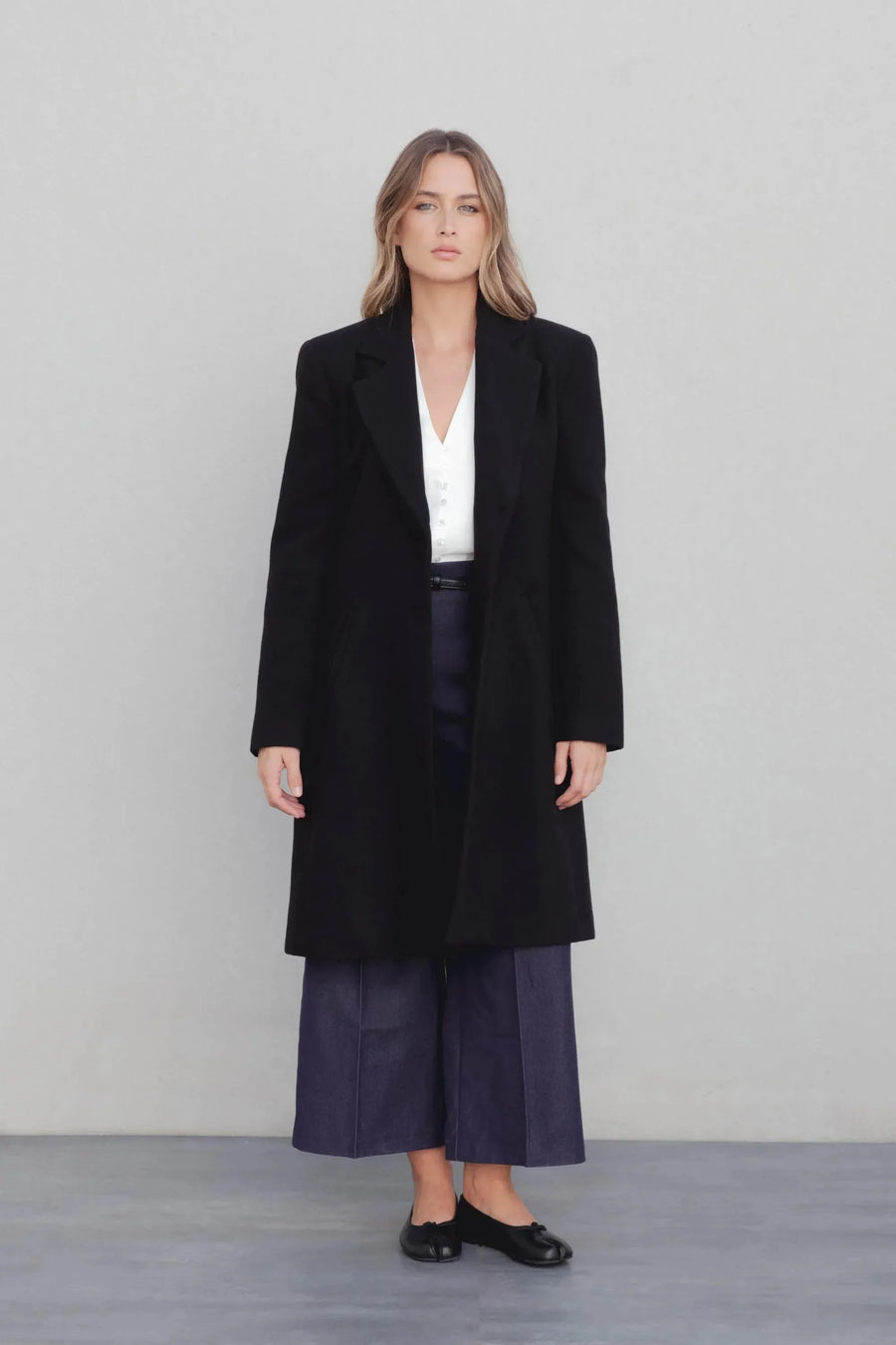Manteau col à revers noir pour femme élégant, long à manches longues et structurel