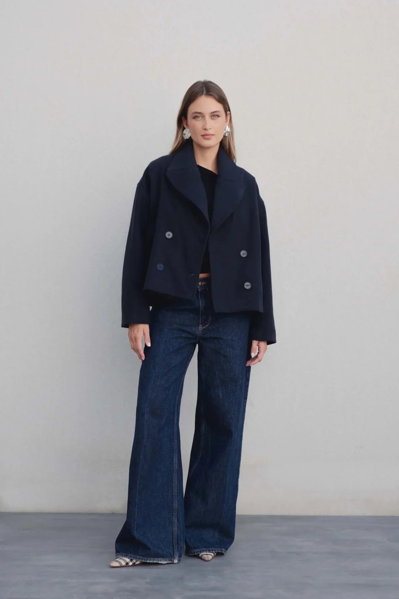 Alt text pour un manteau court bleu marine coupe ample, double-breasted pour femmes