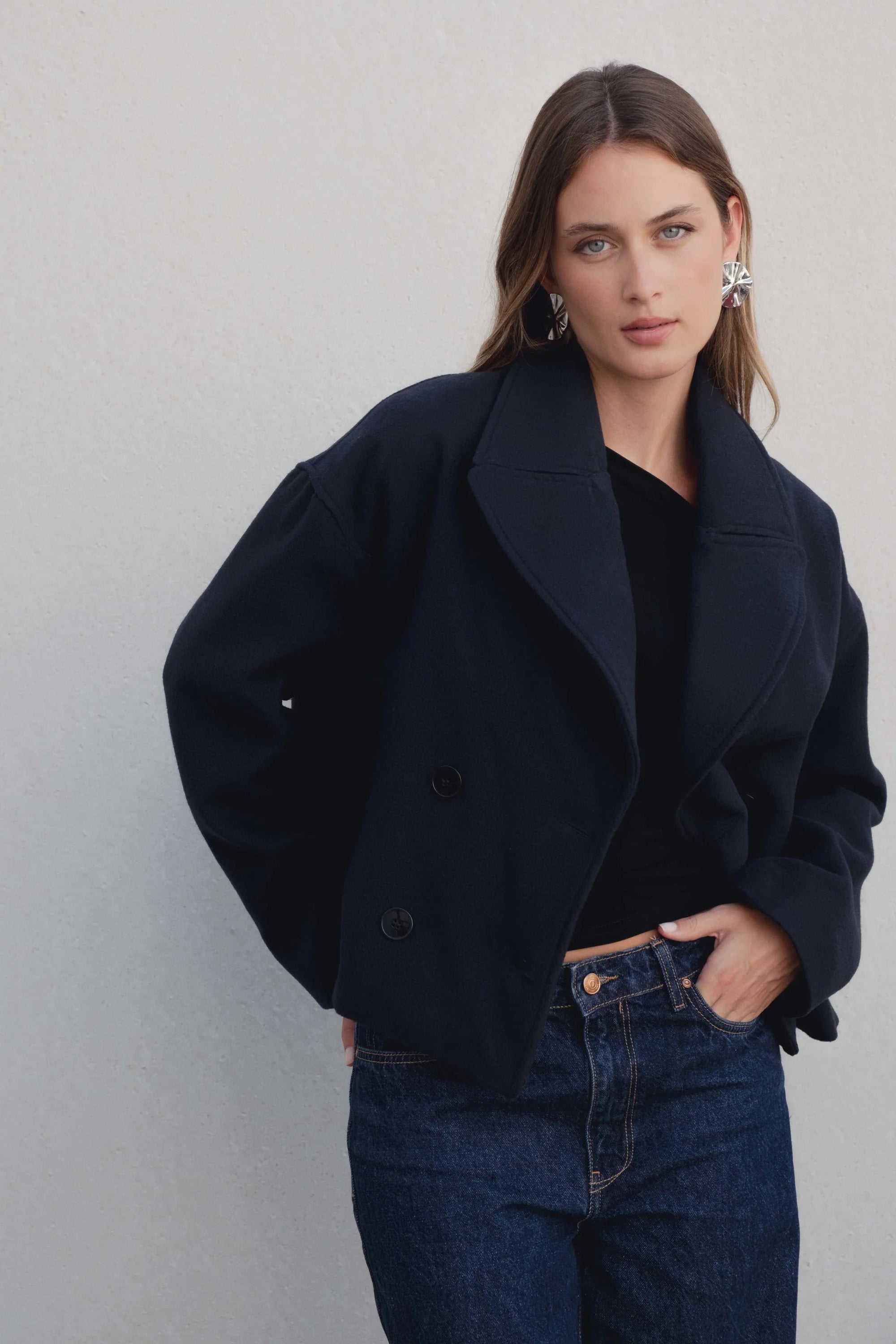 Manteau court croisé – Coupe ample – Bleu marine – Tissu élégant Sapiato