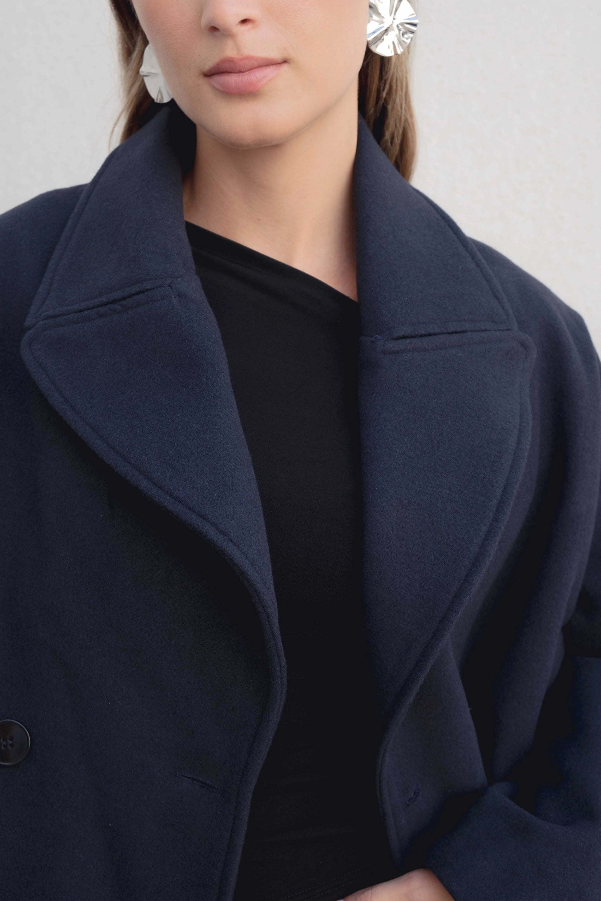 Manteau court croisé – Coupe ample – Bleu marine – Tissu élégant Sapiato
