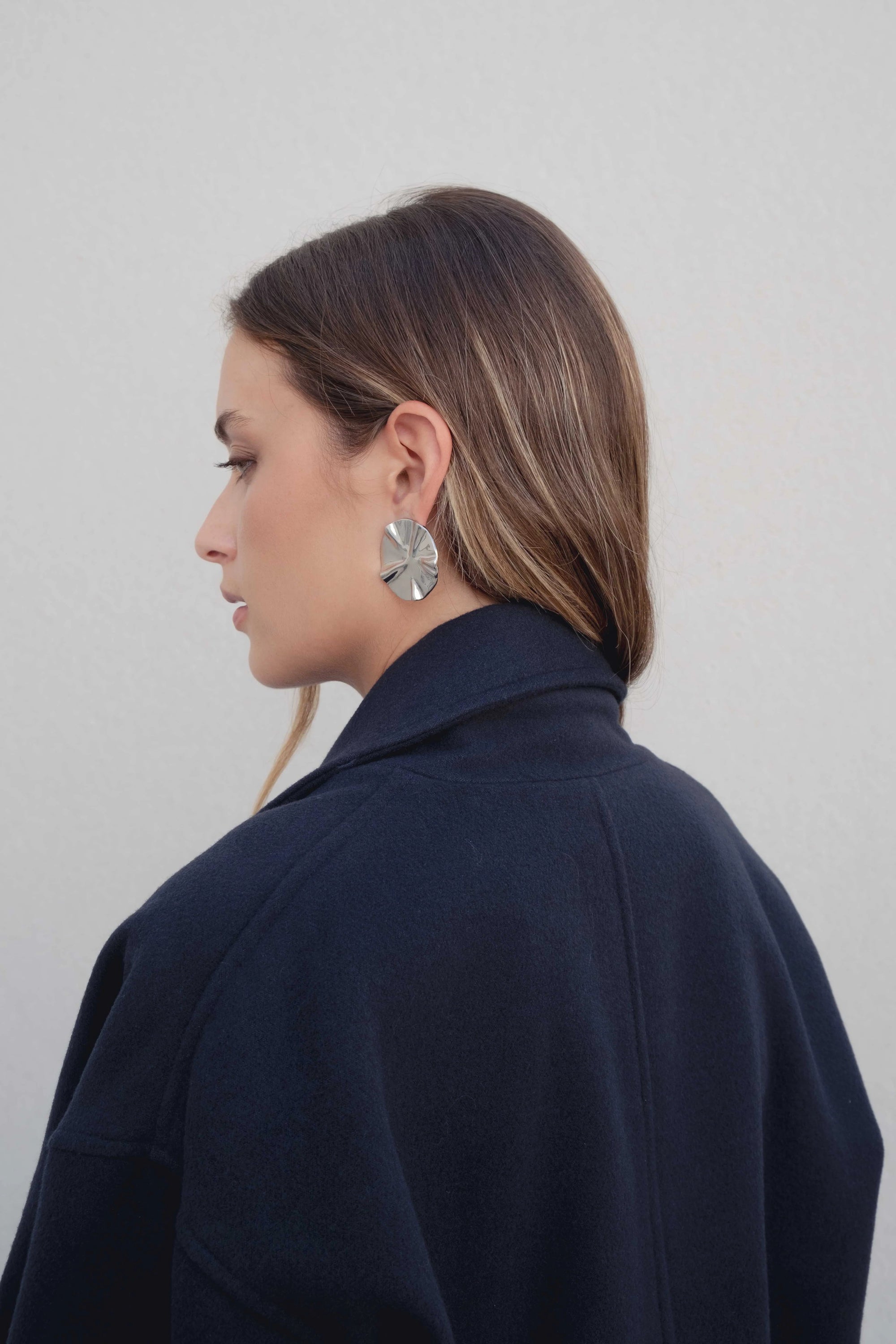 Manteau court croisé – Coupe ample – Bleu marine – Tissu élégant Sapiato
