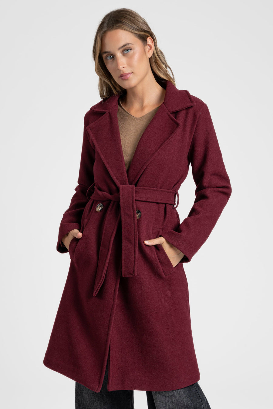 Manteau bordeaux croisé à larges revers, vue de trois quarts avec ceinture nouée