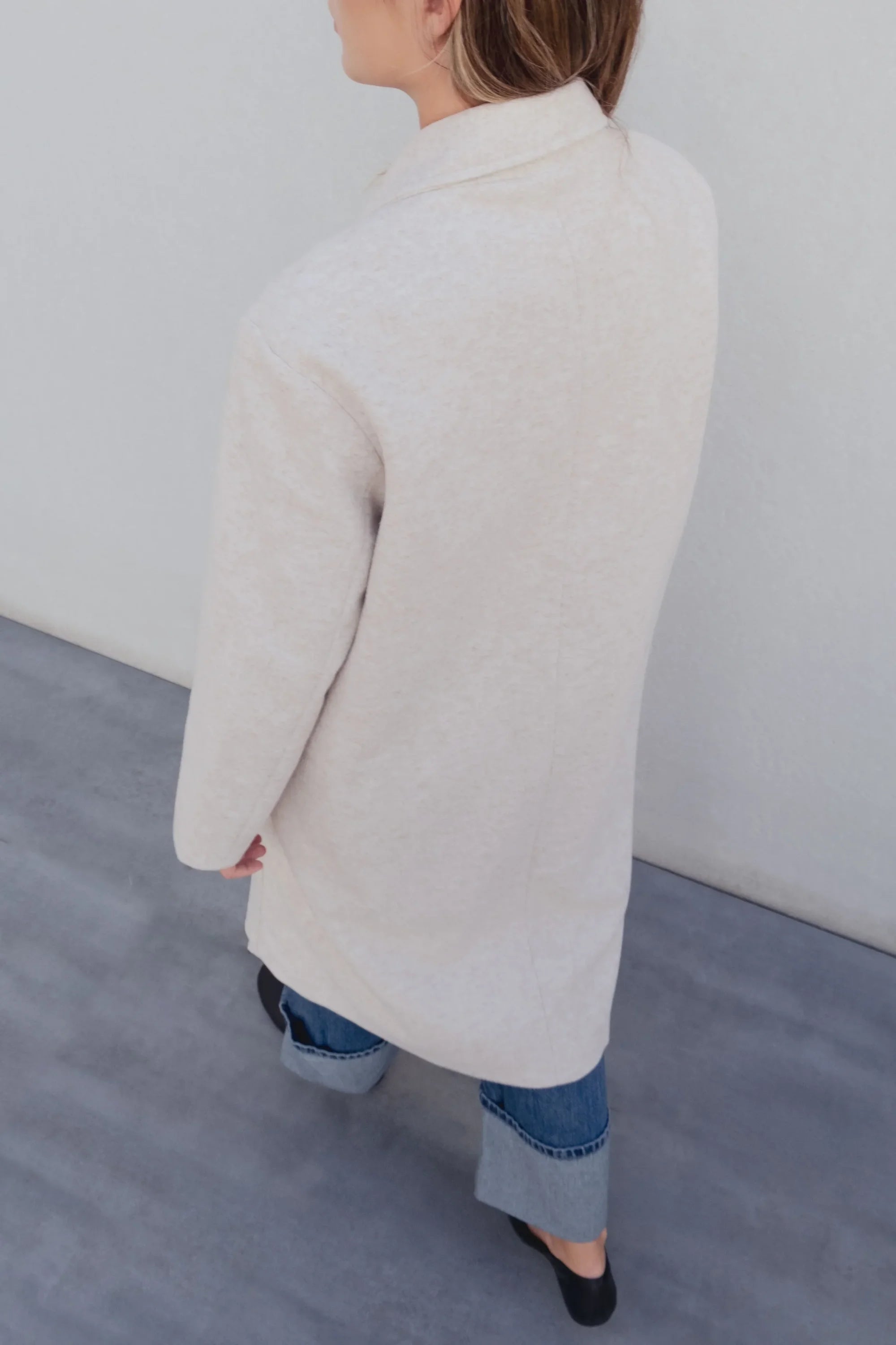 Alt text pour l’image d’un manteau croisé femme beige clair avec design croisé