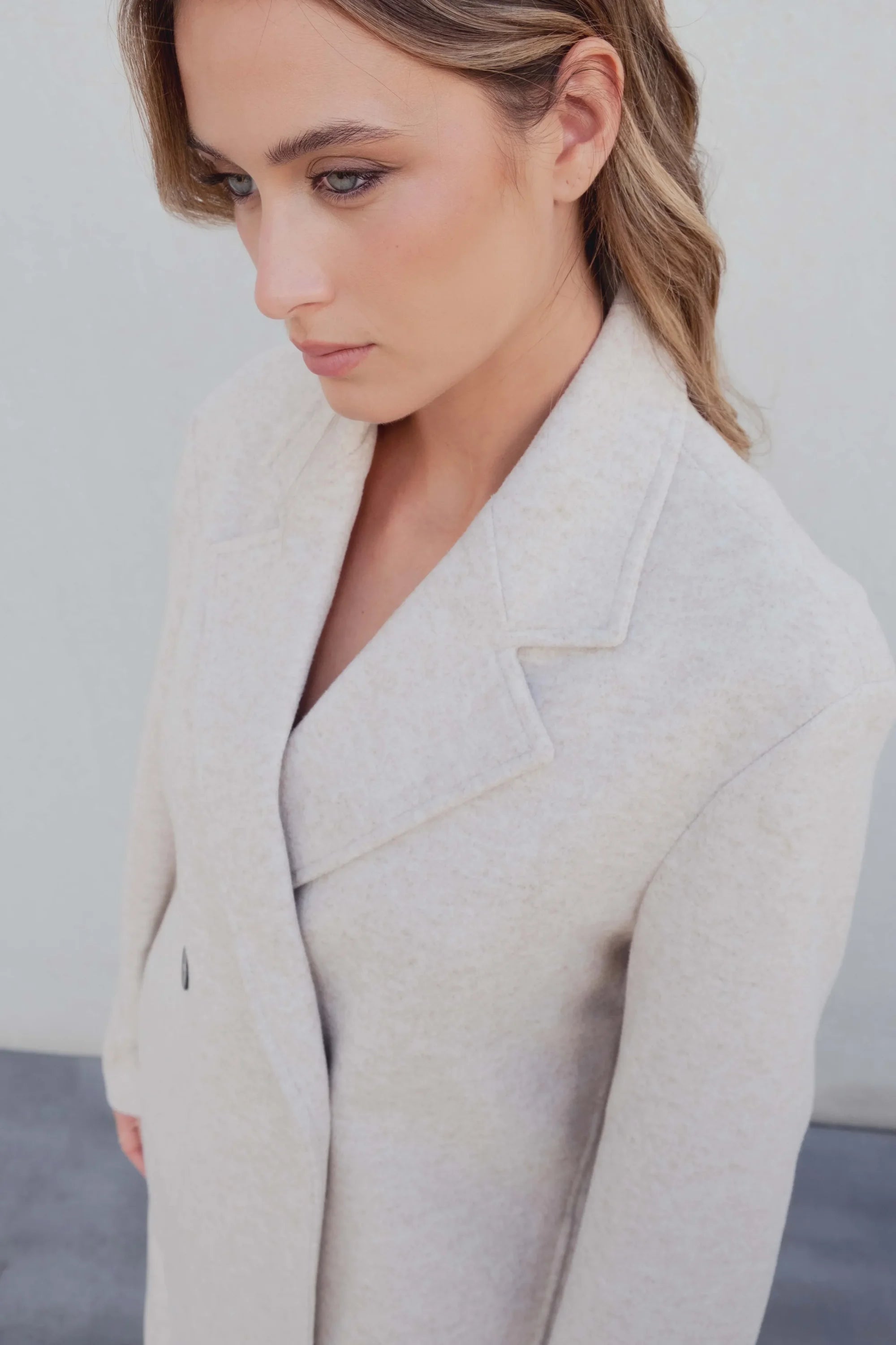 Manteau croisé femme beige clair avec design croisé élégant et féminin