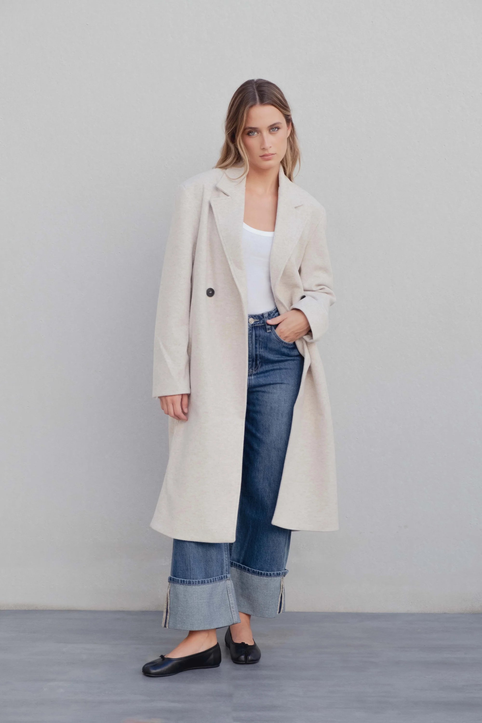 Alt texte d’image d’un manteau croisé femme beige clair avec design croisé élégante