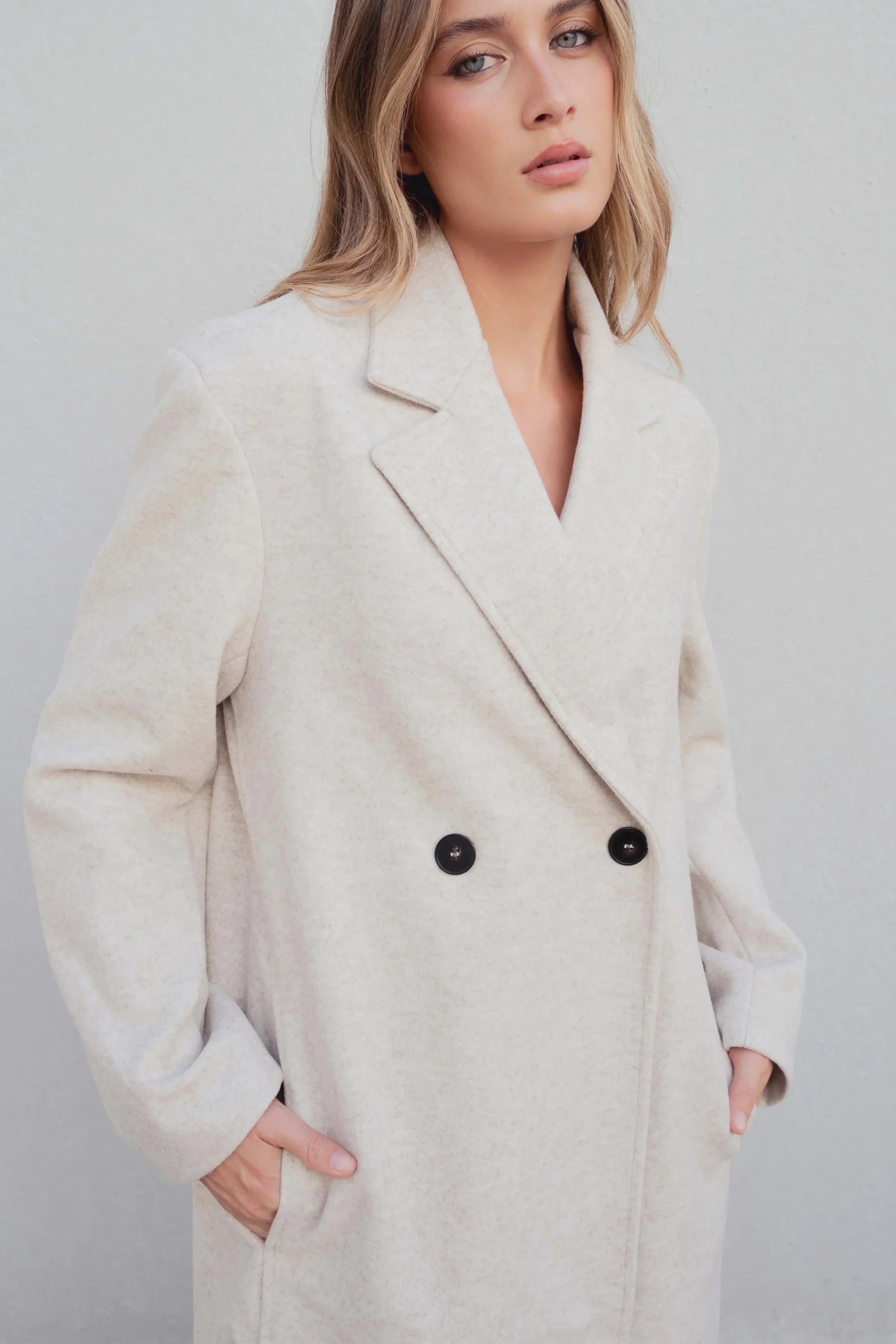 Manteau croisé femme beige clair avec design croisé, double-breasted, boutons foncés