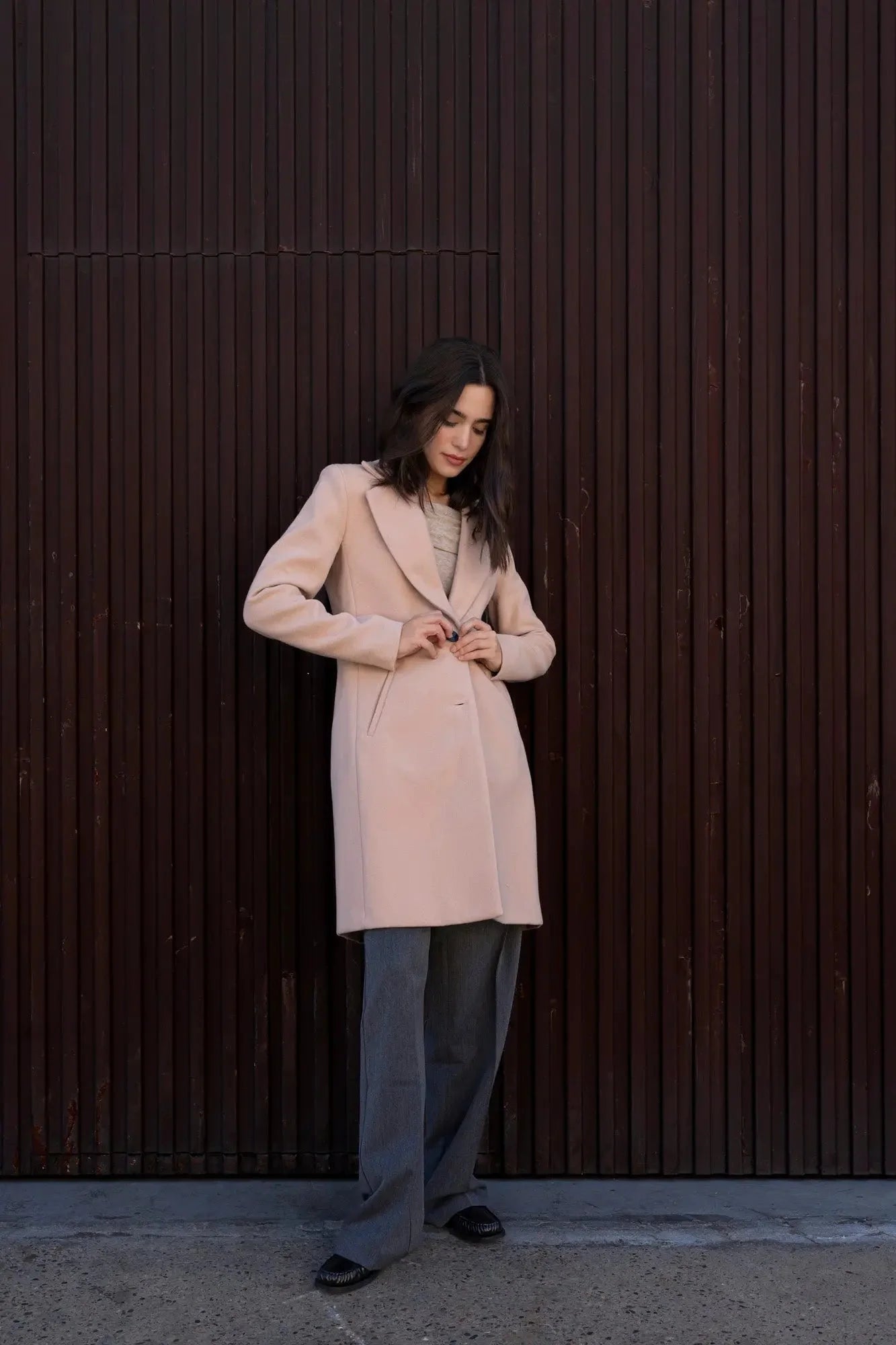Manteau long femme chic en rose clair avec pantalon gris large, élégant et confortable