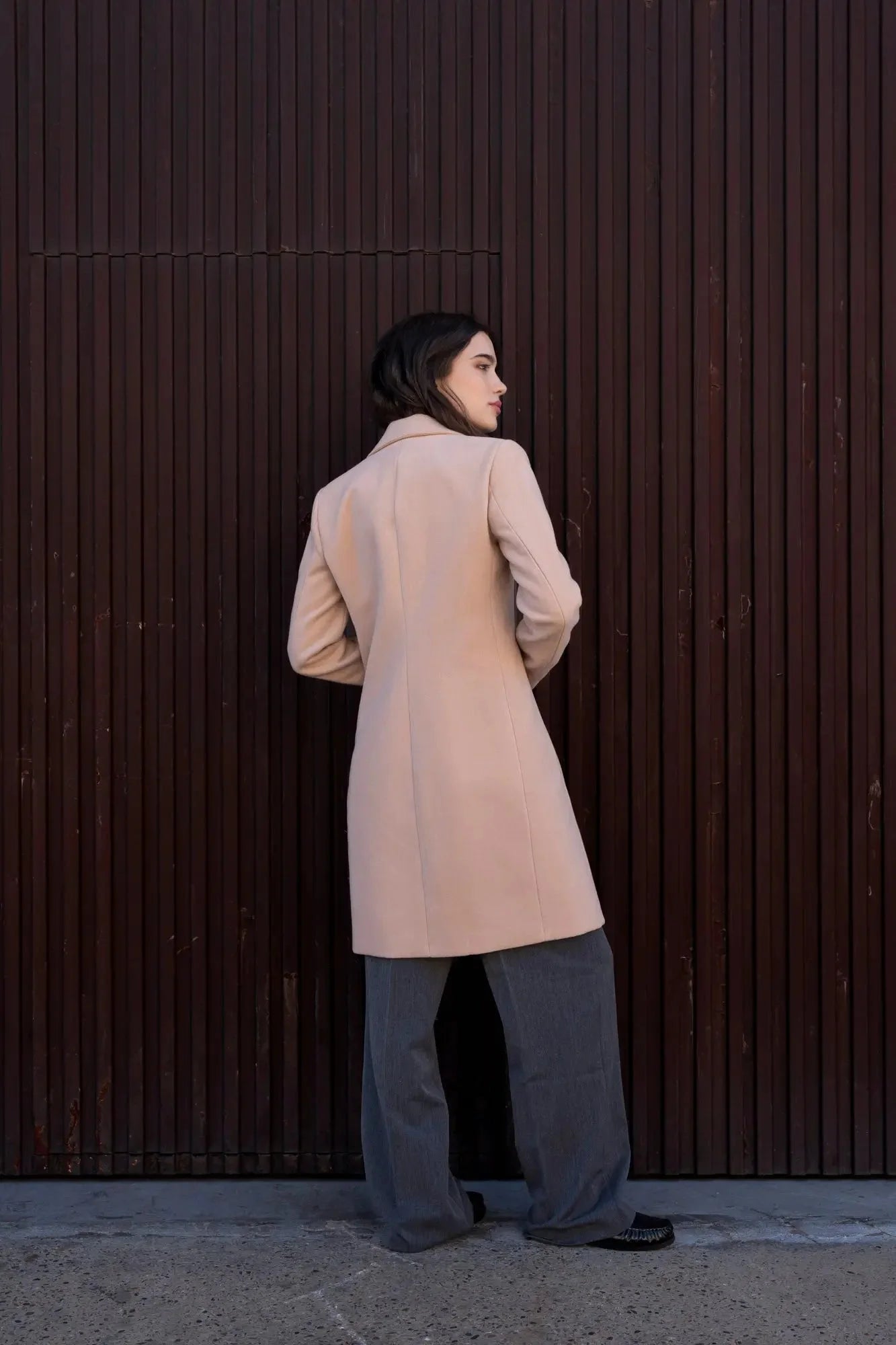 Manteau long femme beige clair, chic et confortable, avec pantalon gris large