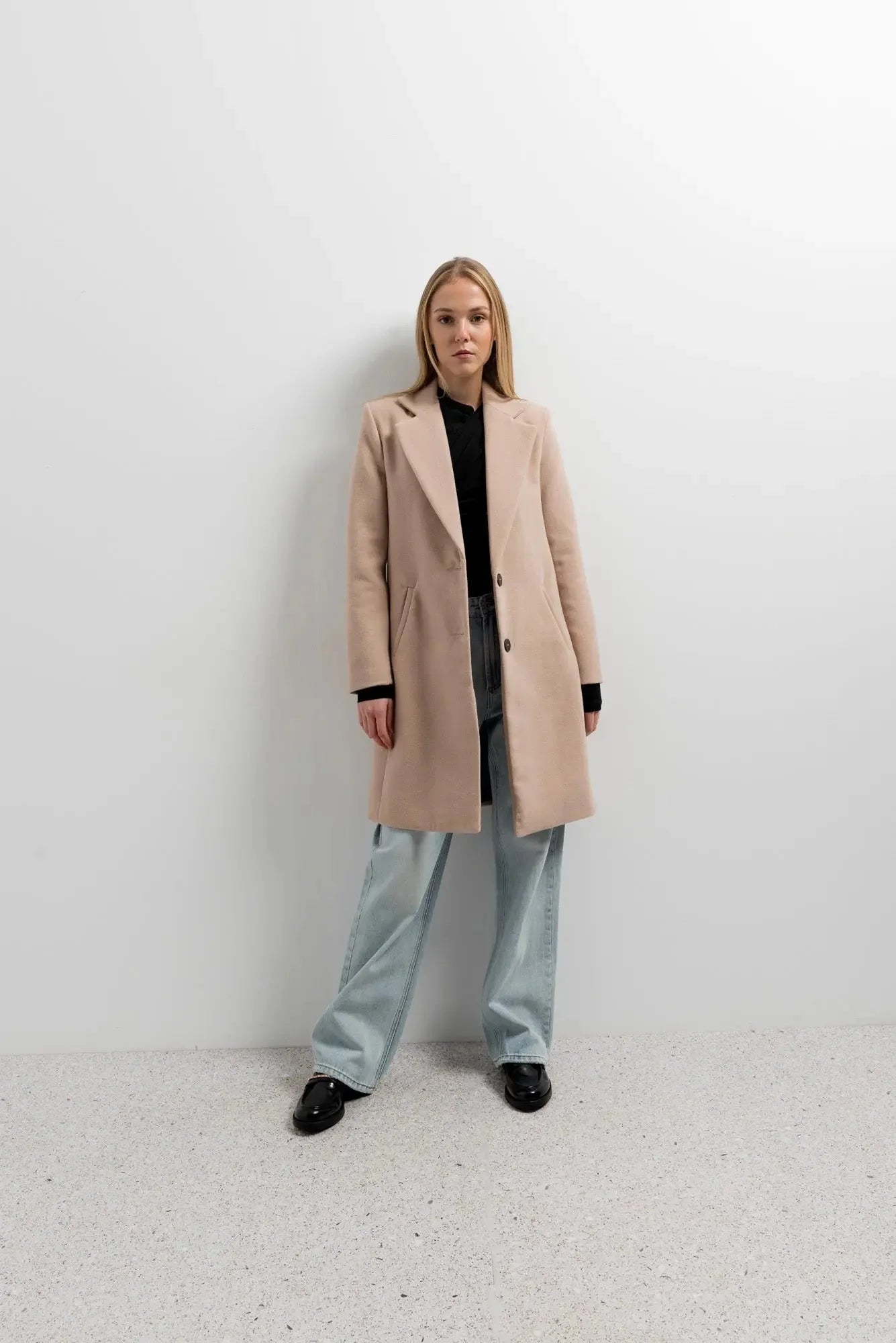 Manteau long femme beige clair avec notched lapels et deux boutons frontaux